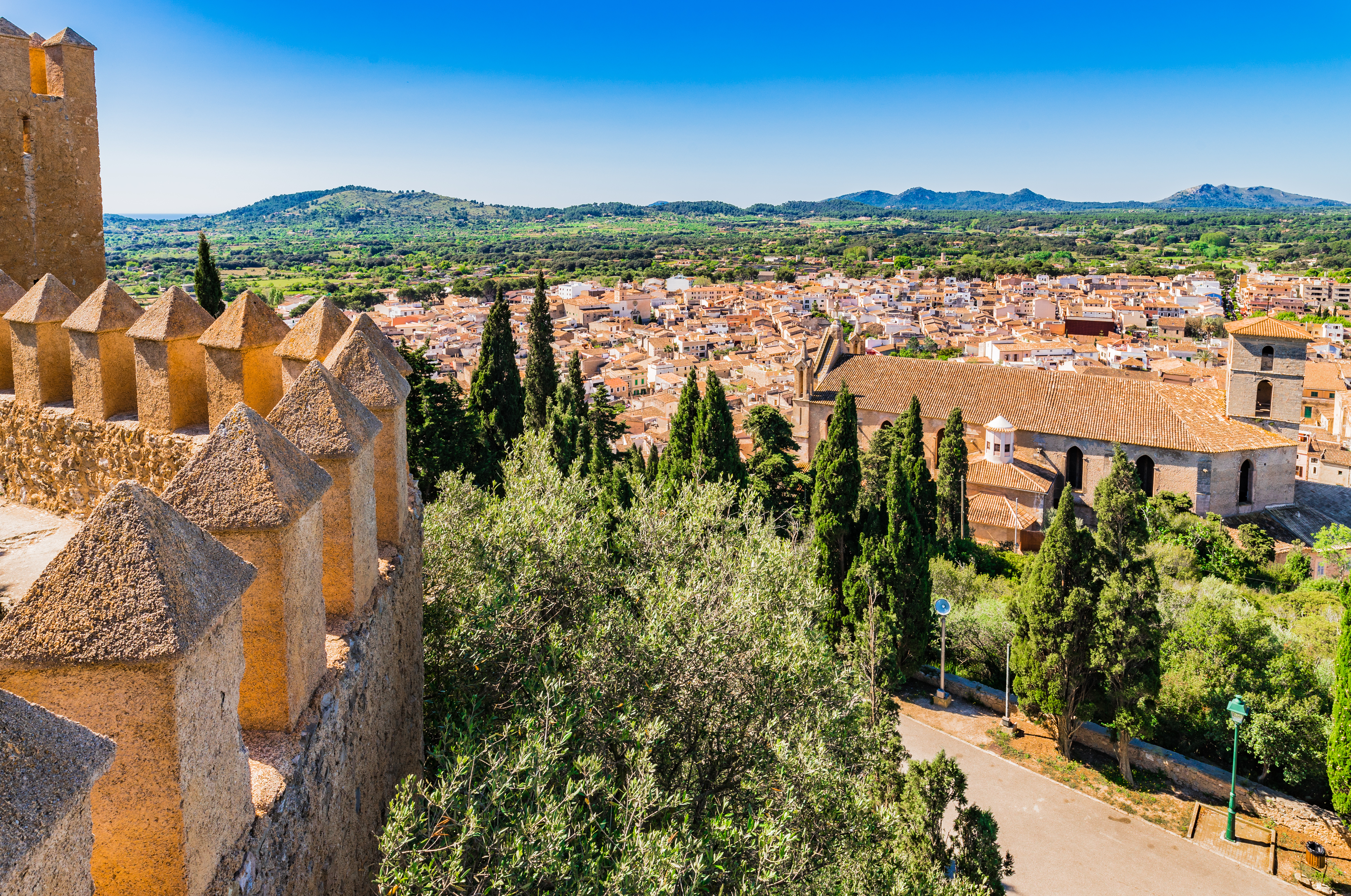 Panorama di Artà con le mura della fortezza di Sant Salvador