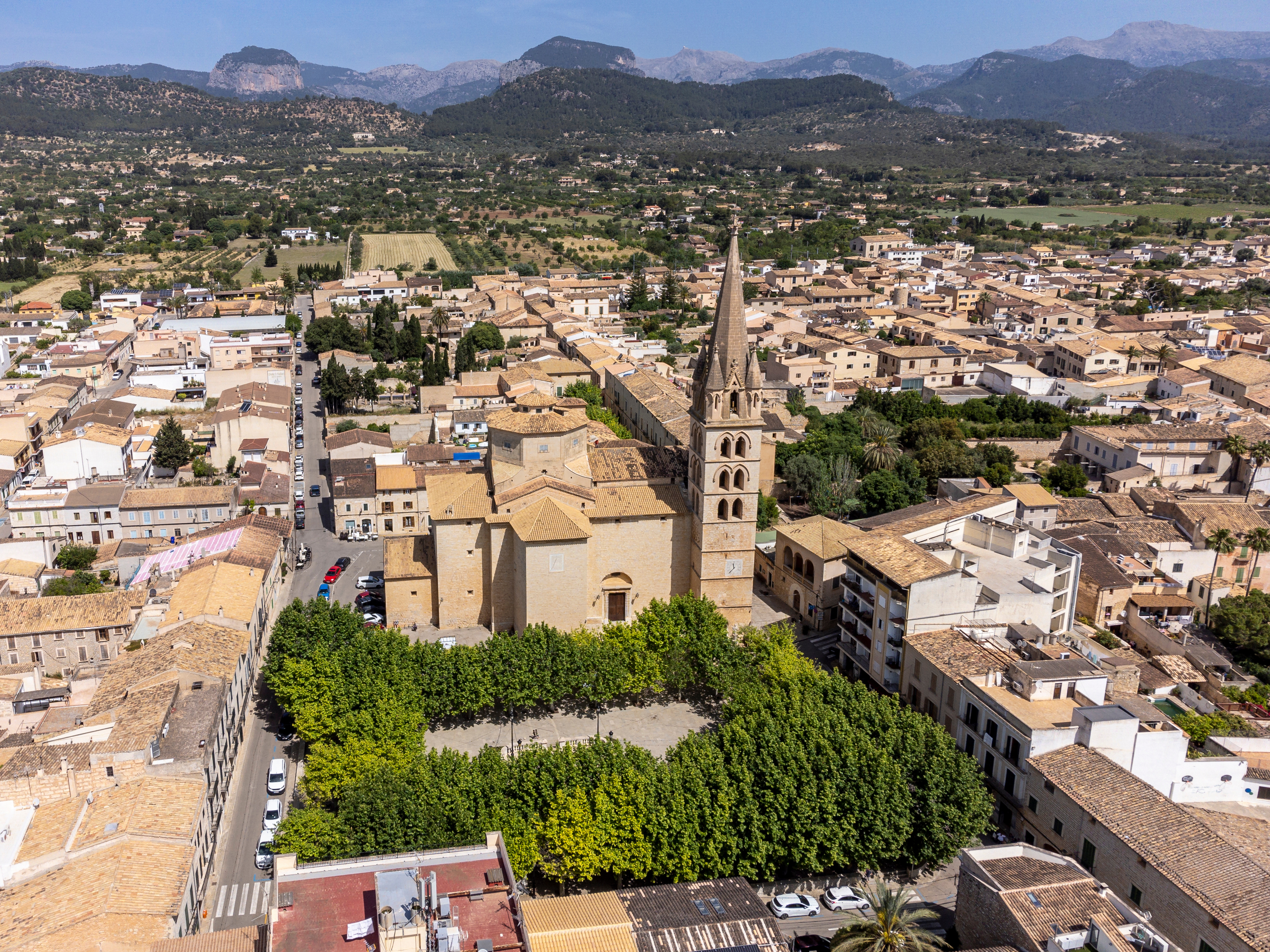 Vista aérea con dron de la iglesia en el centro de Binissalem