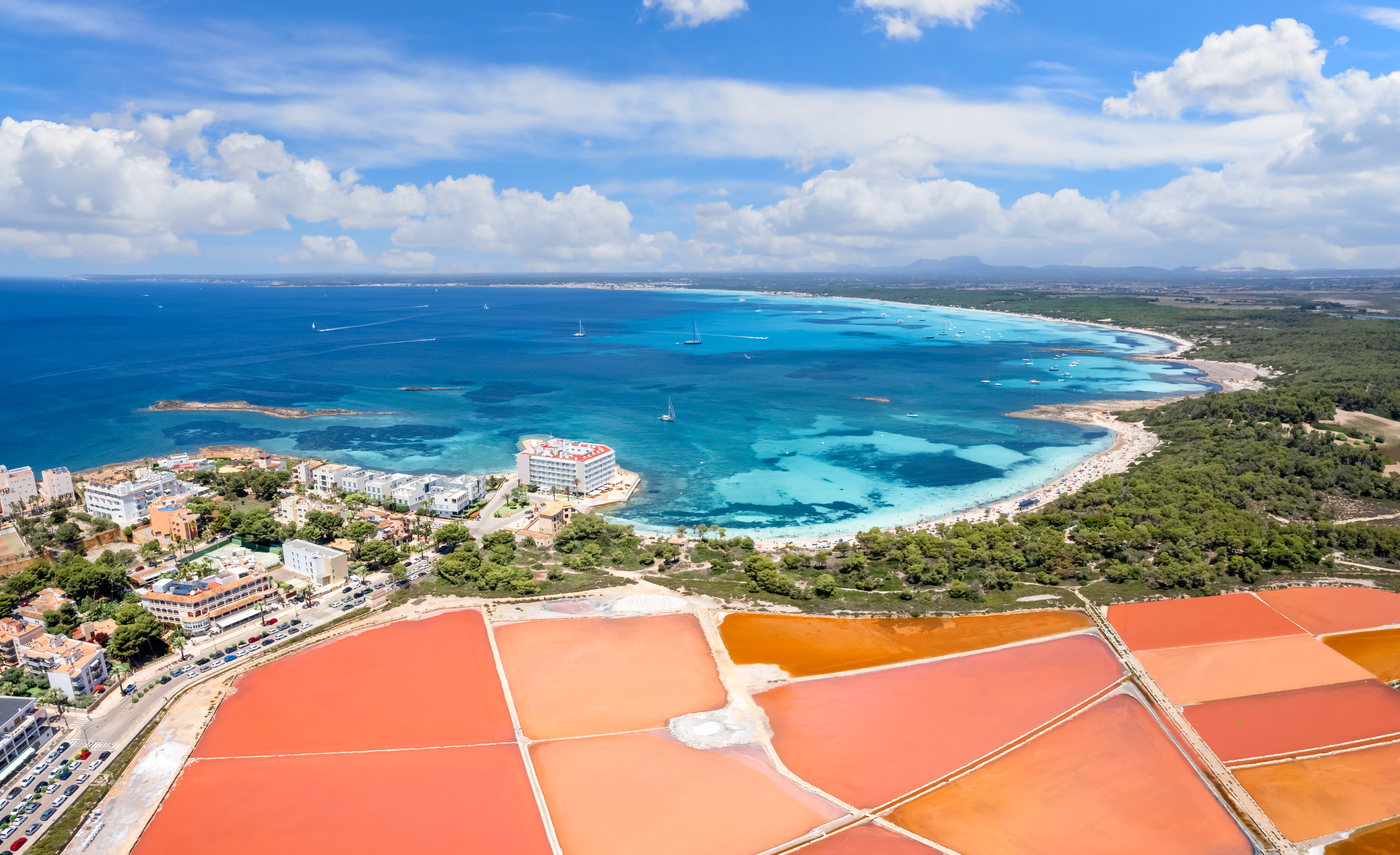 Vista aérea de Colonia de Sant Jordi com vista sobre a cidade e Es Trenc