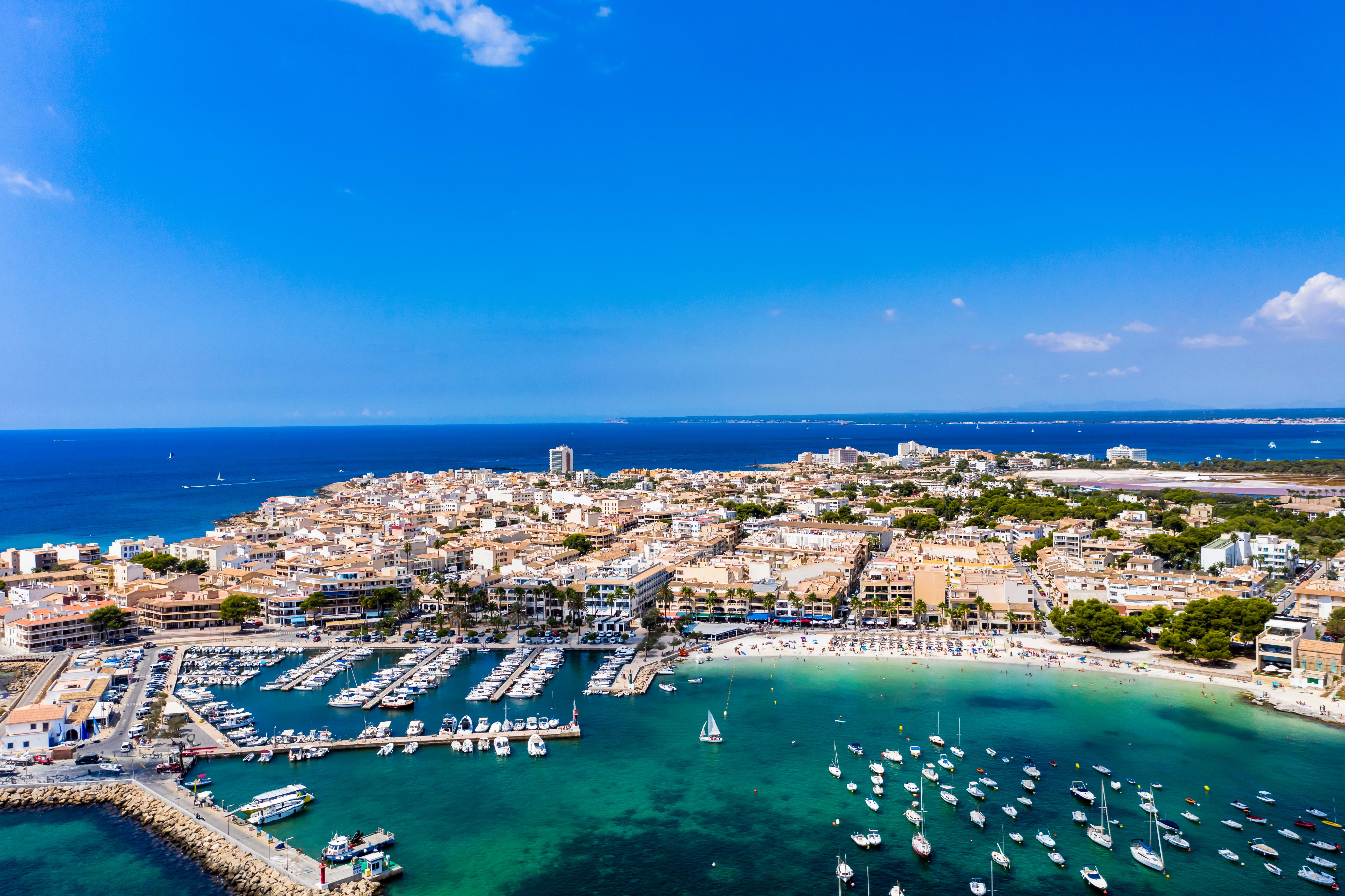 Colonia de Sant Jordi'deki küçük liman