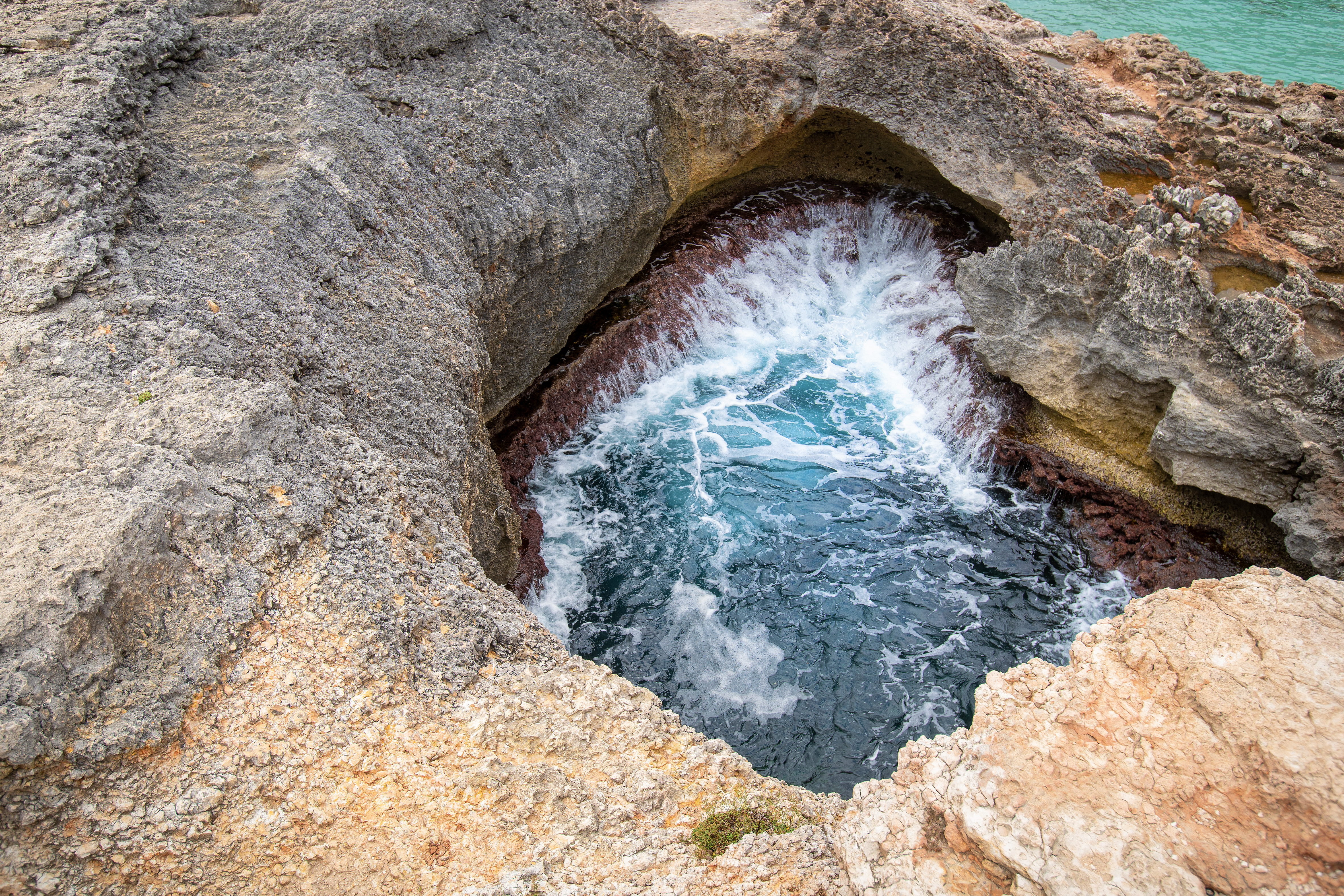 Cala Llombards'ın kayalık kıyısının hava fotoğrafı