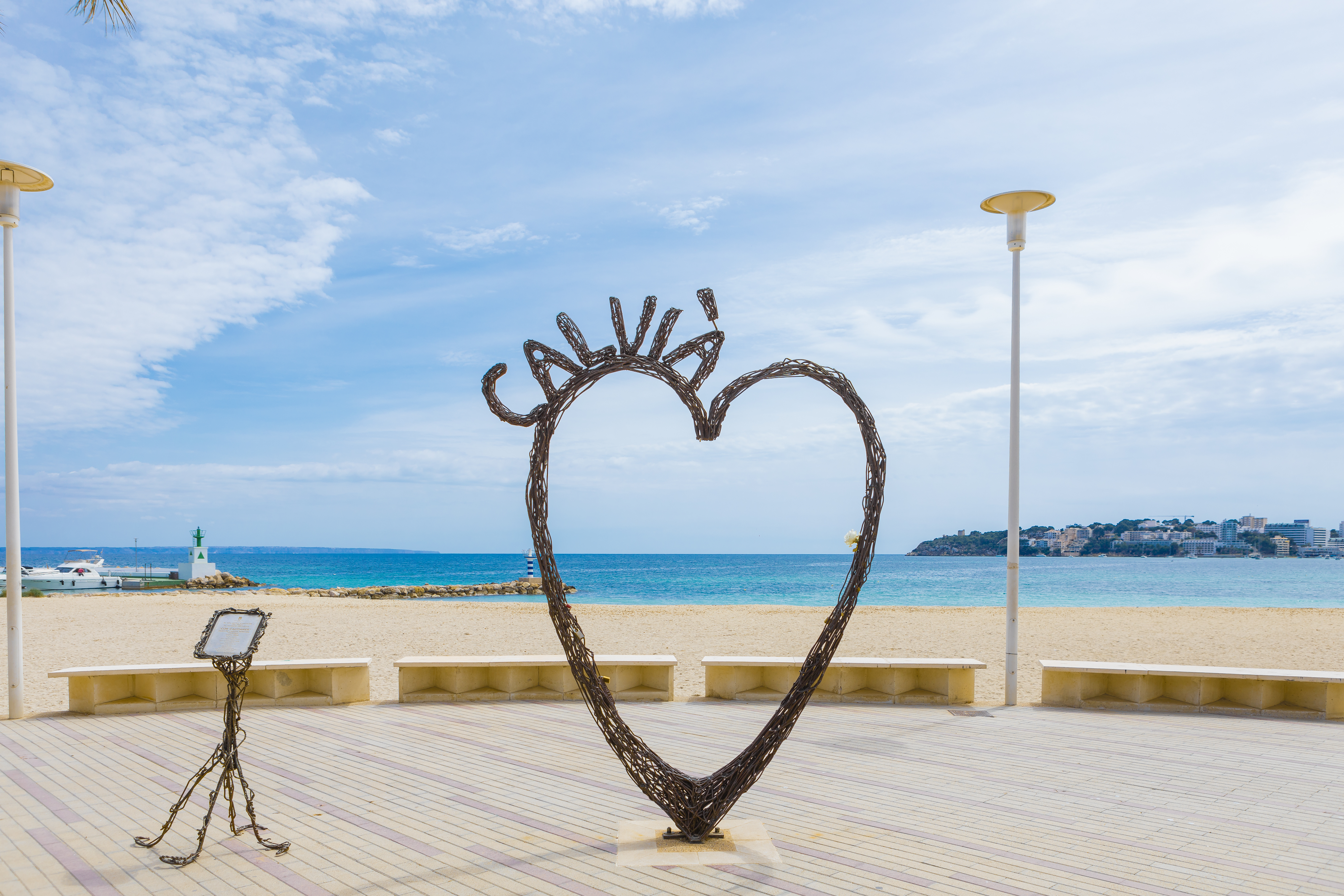 Eisenskulptur in Form eines Herzens am Strand von Palmanova (Calvia, Mallorca). Touristenziel im Mittelmeer