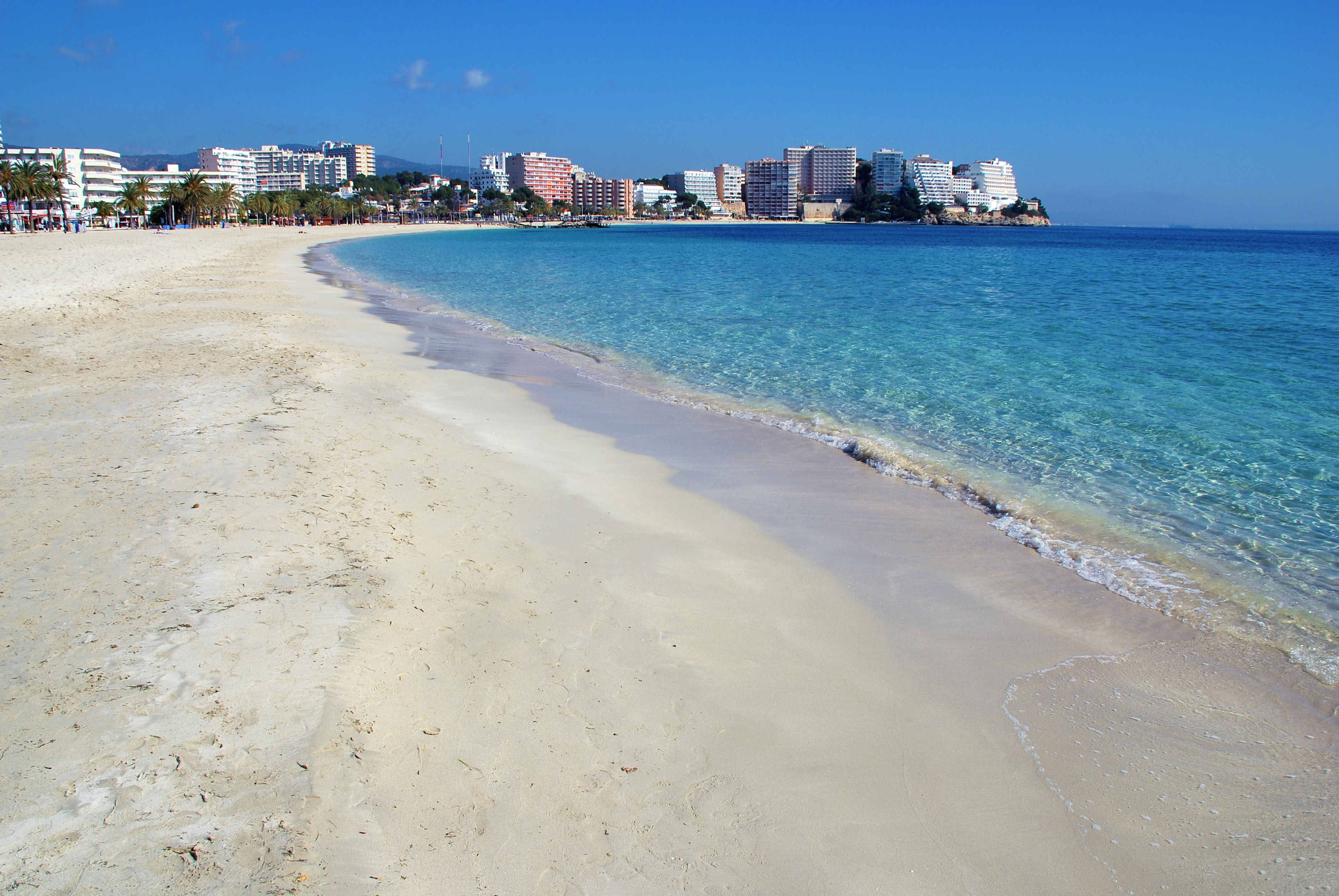 Praia e horizonte de Palmanova. Areia branca como neve e água turquesa