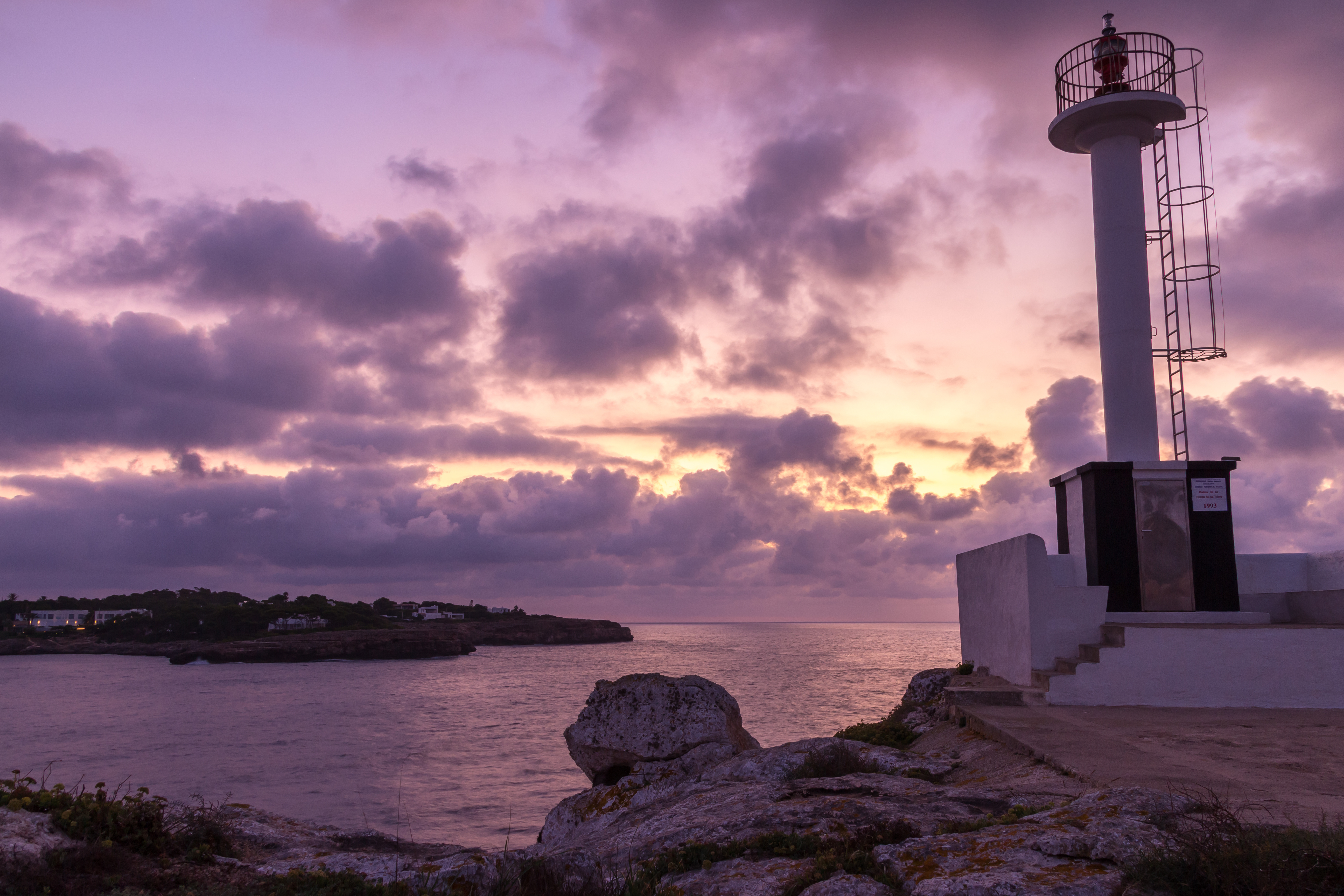 Pequeno farol na costa de Porto Petro