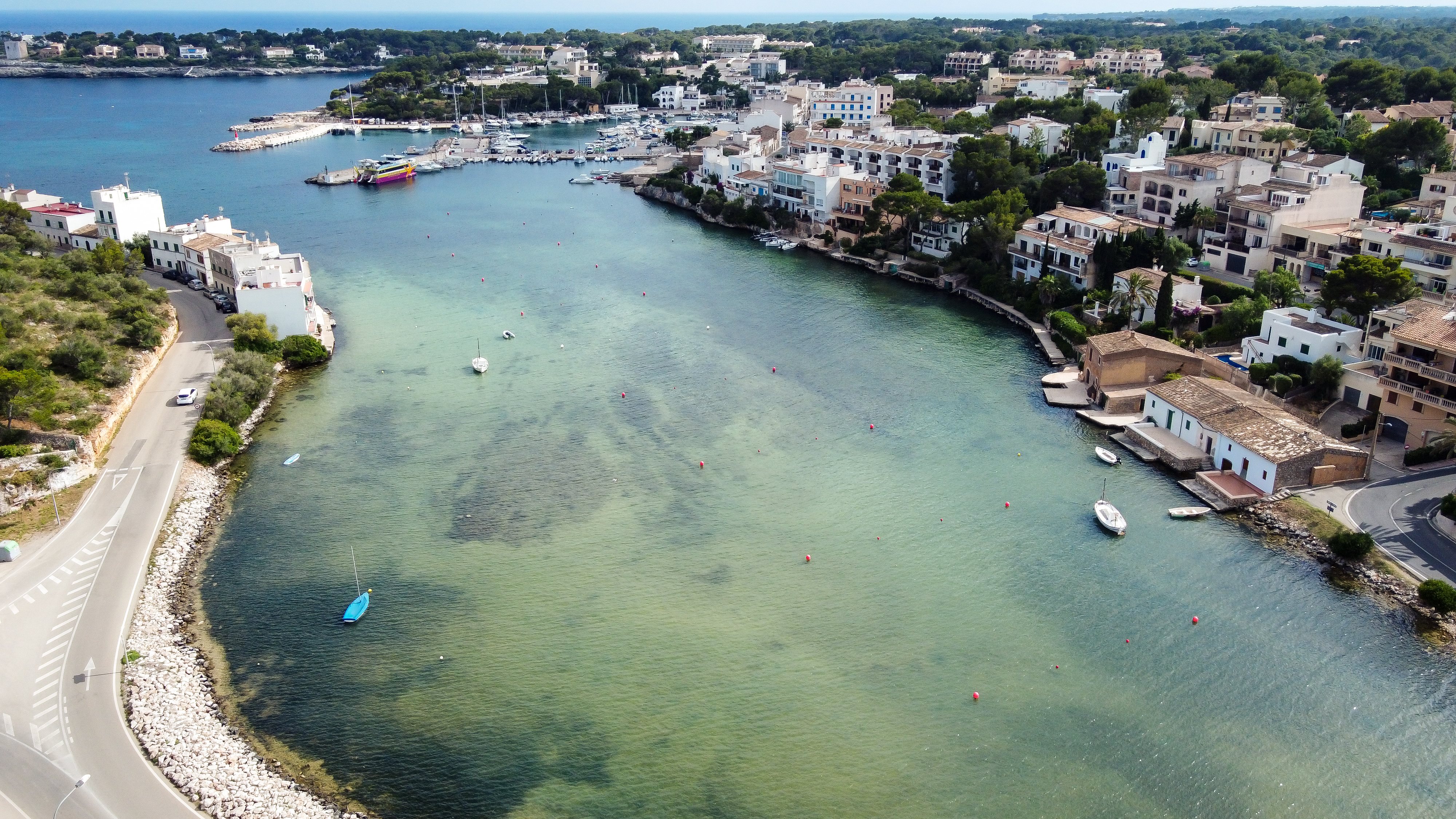 Letecký pohled s pobřežní silnicí Porto Petro