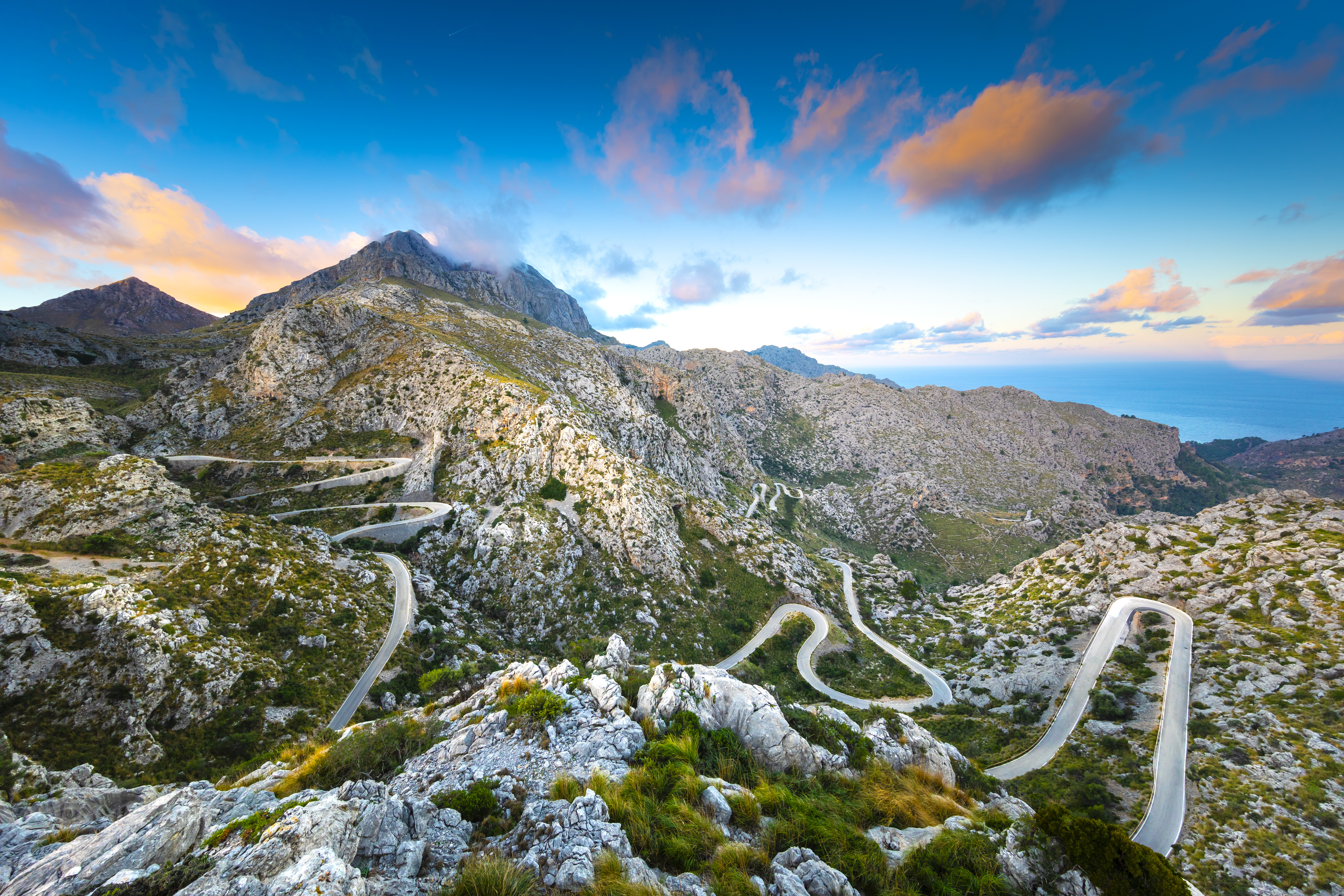 Zatáčková silnice k Sa Calobra přes Serra de Tramuntana je také nazývána hadí cestou