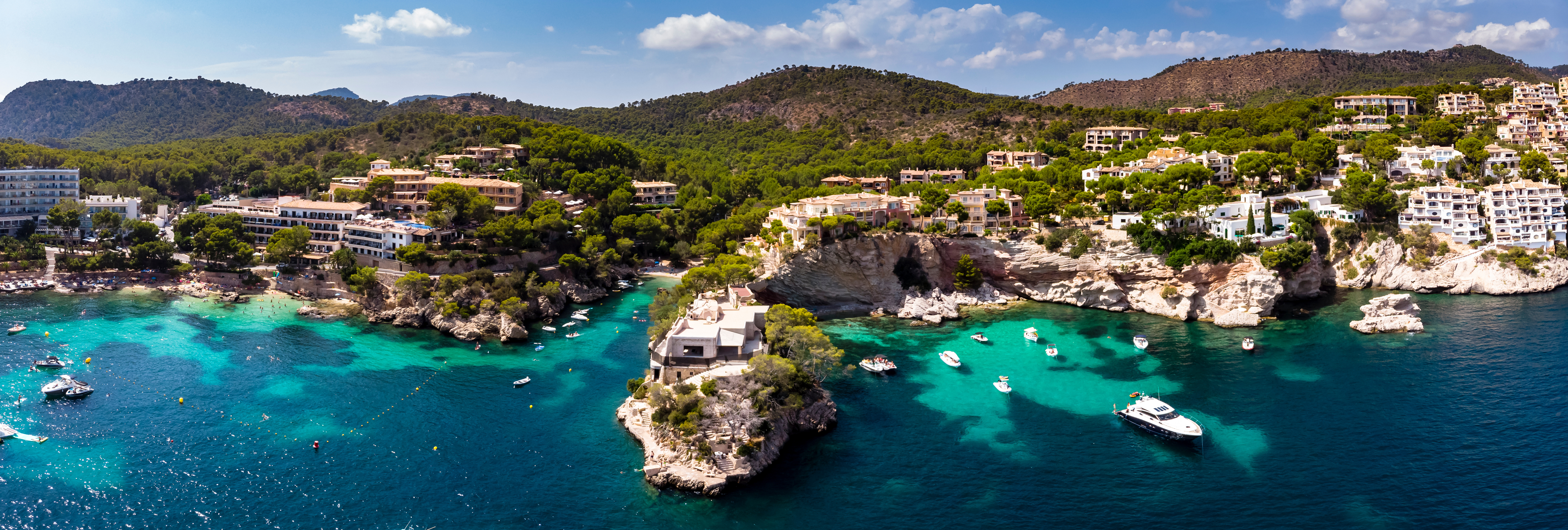 Vue aérienne de Cala Fornells avec de petites criques et un petit port