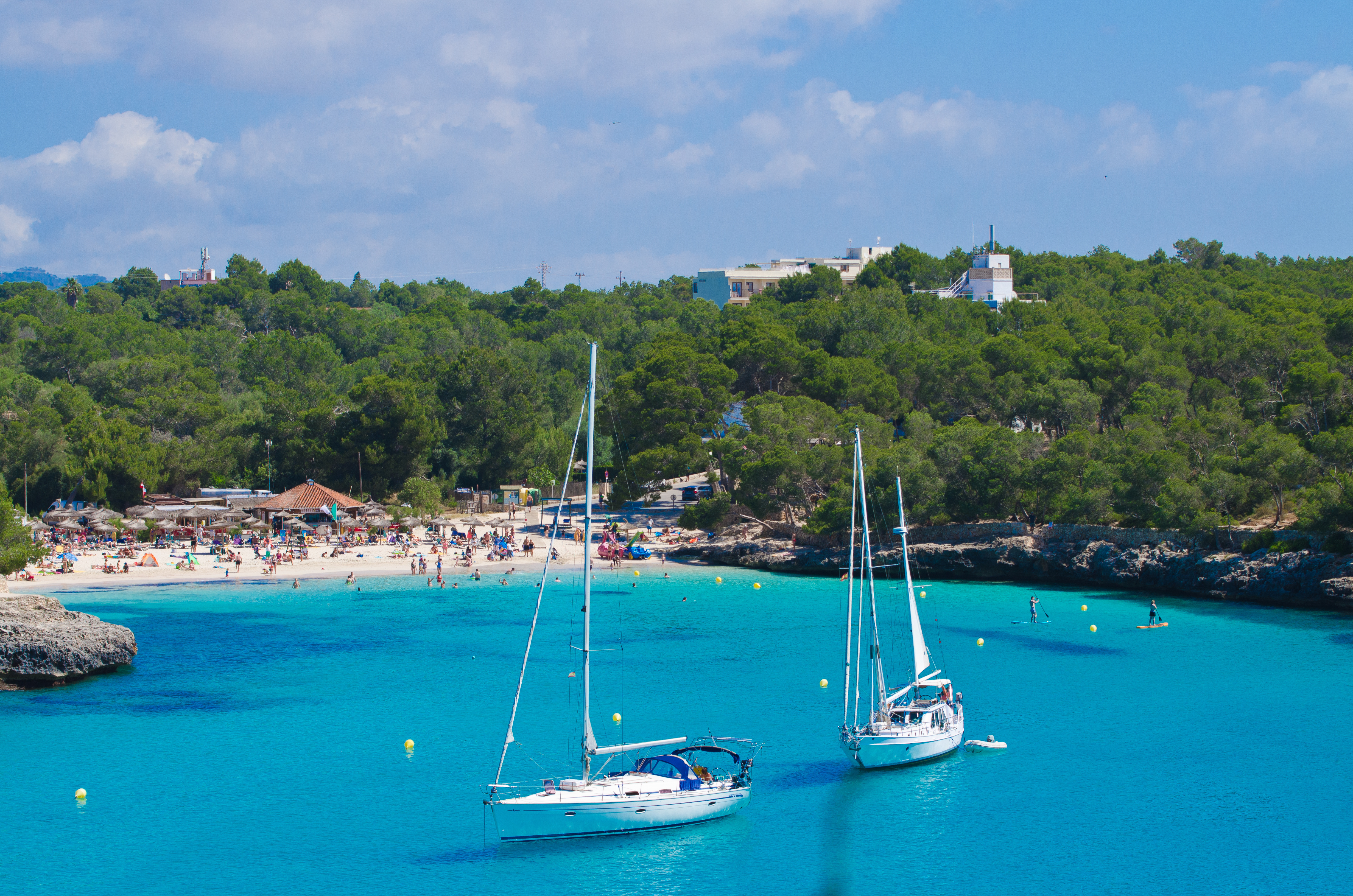 Cala Mondrago'nun doğal parkında demirlemiş yelkenli tekneler