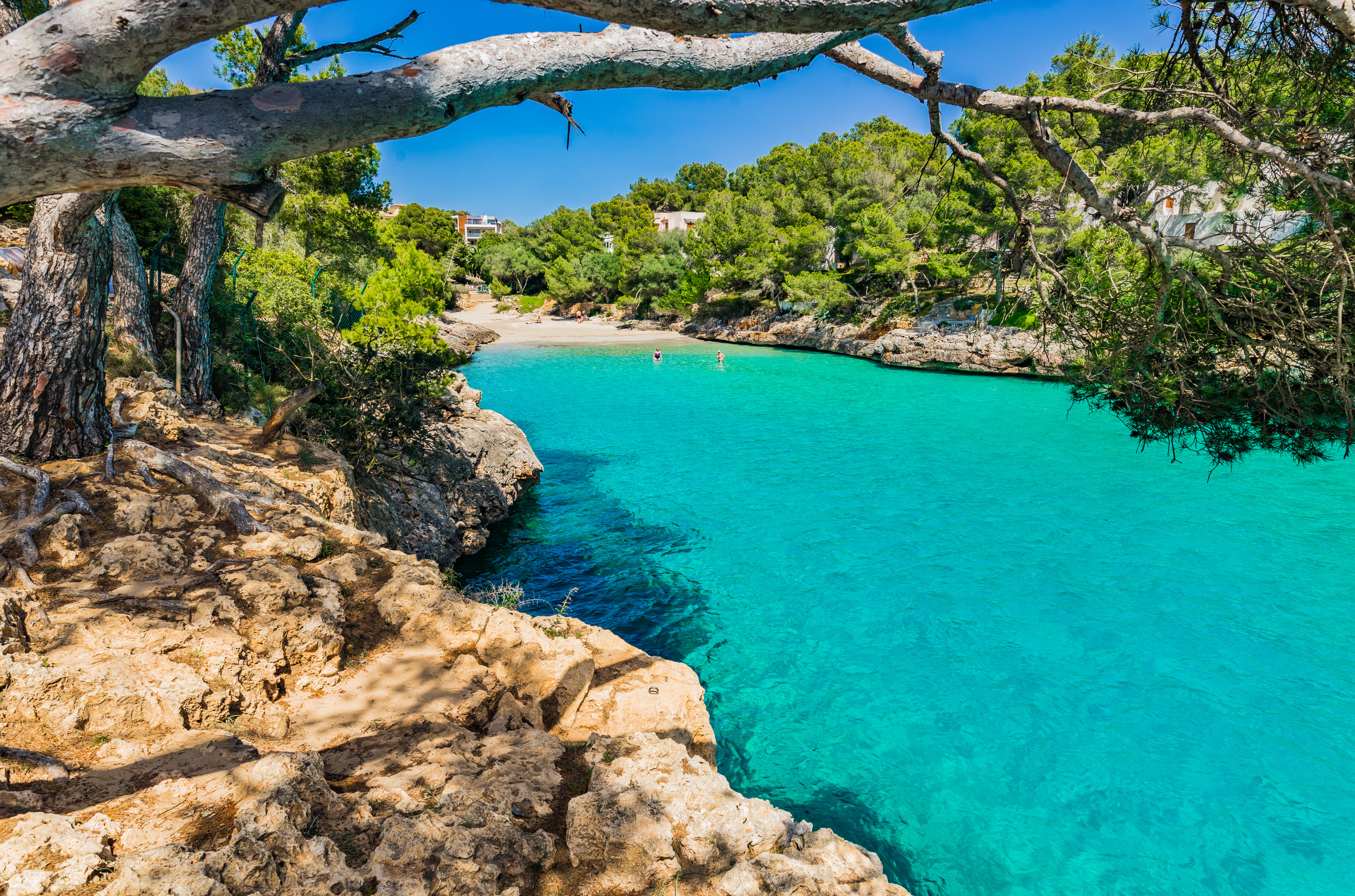 Kilátás a Cala Serena kis fürdőöblére fehér homokkal