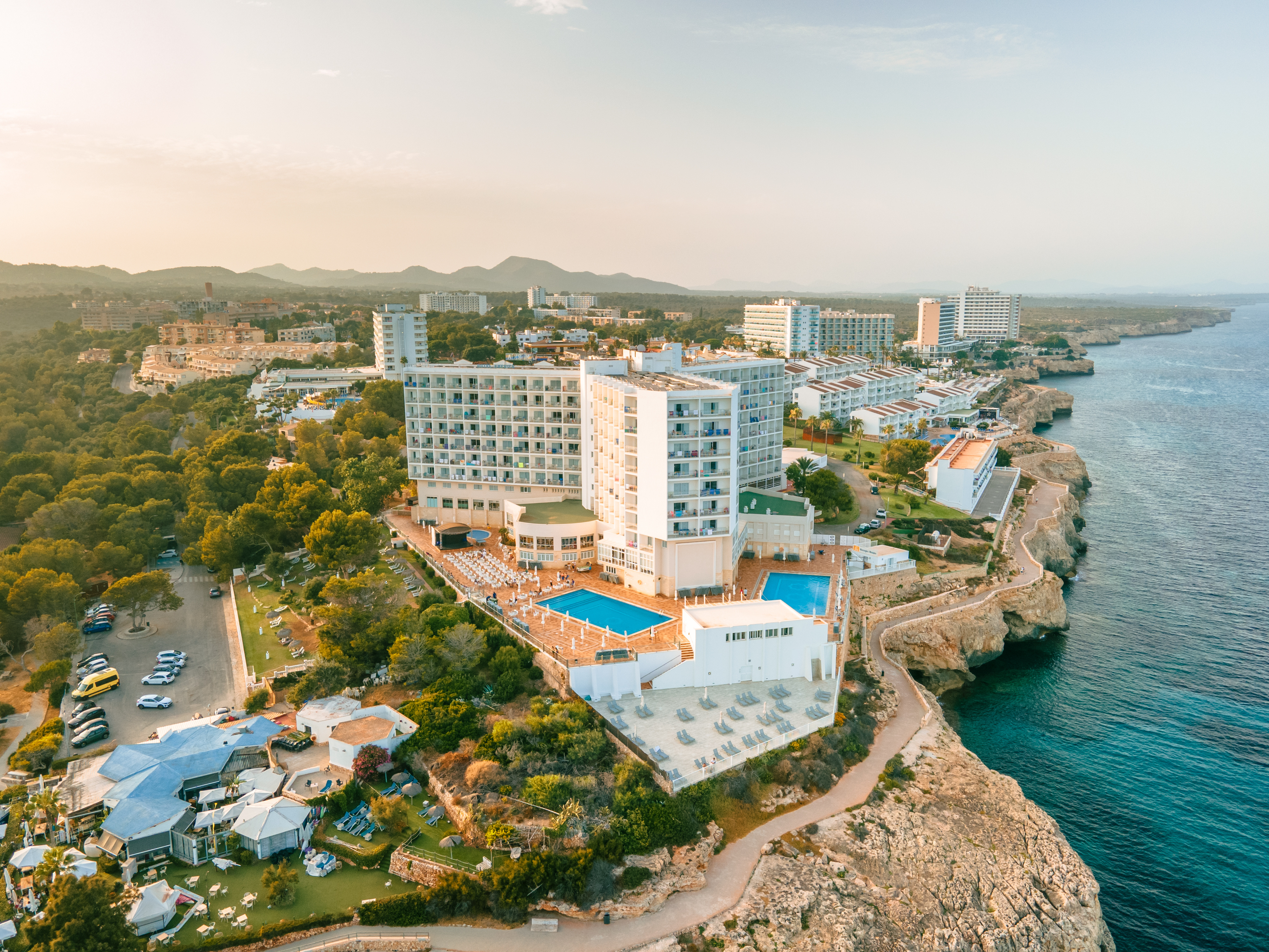 Cales de Mallorca sahili boyunca otellerin drone ile çekilmiş fotoğrafı