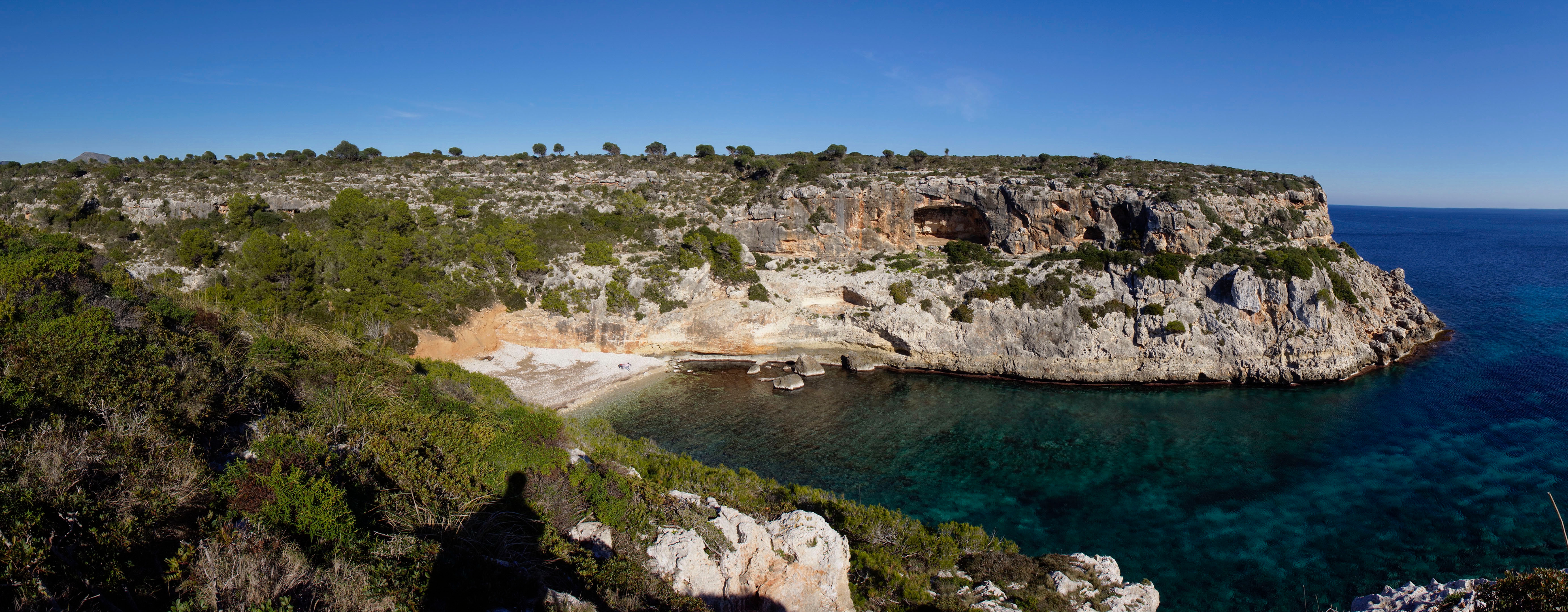 Kis fürdőöböl a sziklás szurdokban Cales de Mallorcában