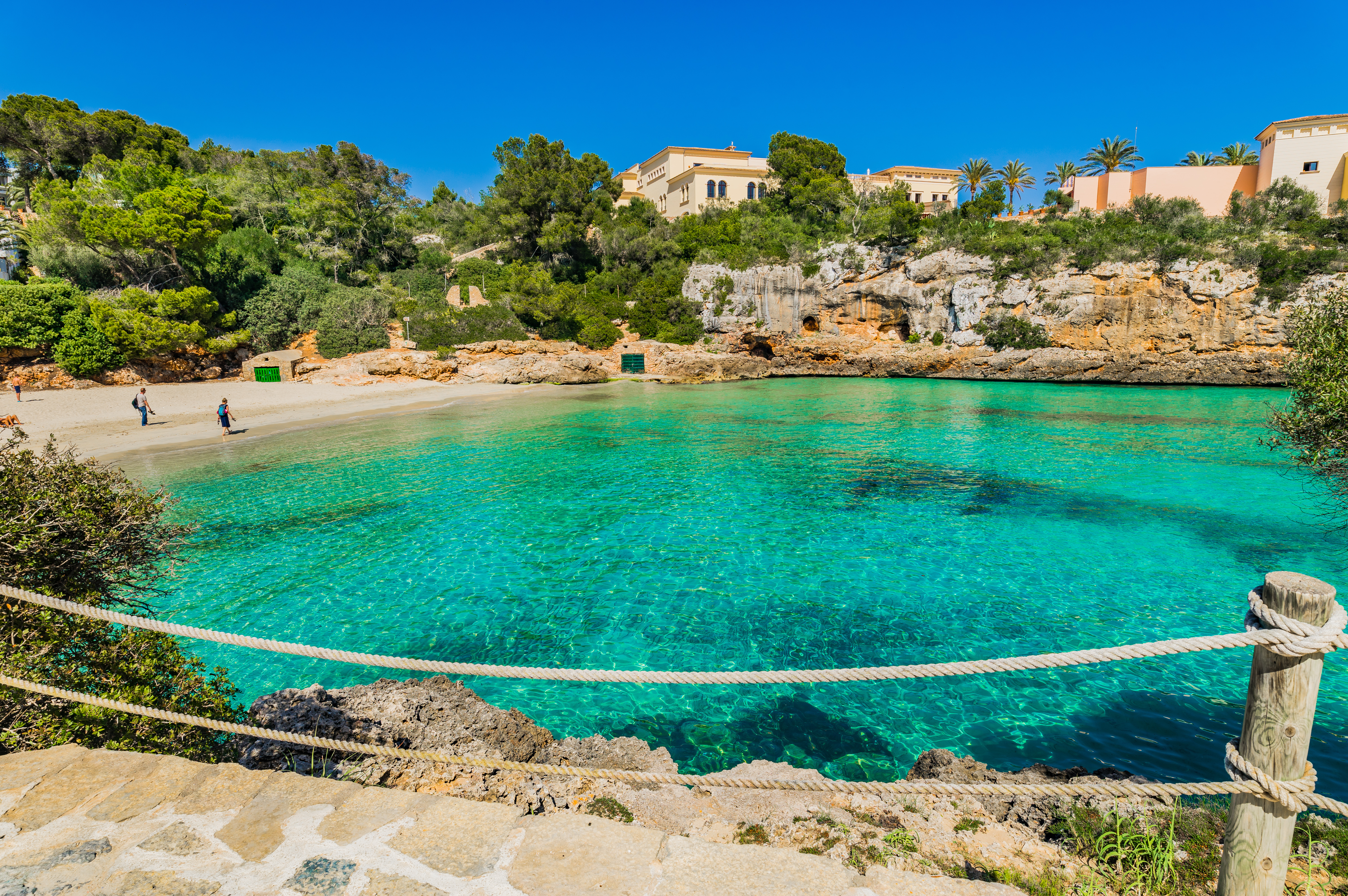 Türkisfarbenes glasklares Wasser in der Bucht von Cala Ferrera