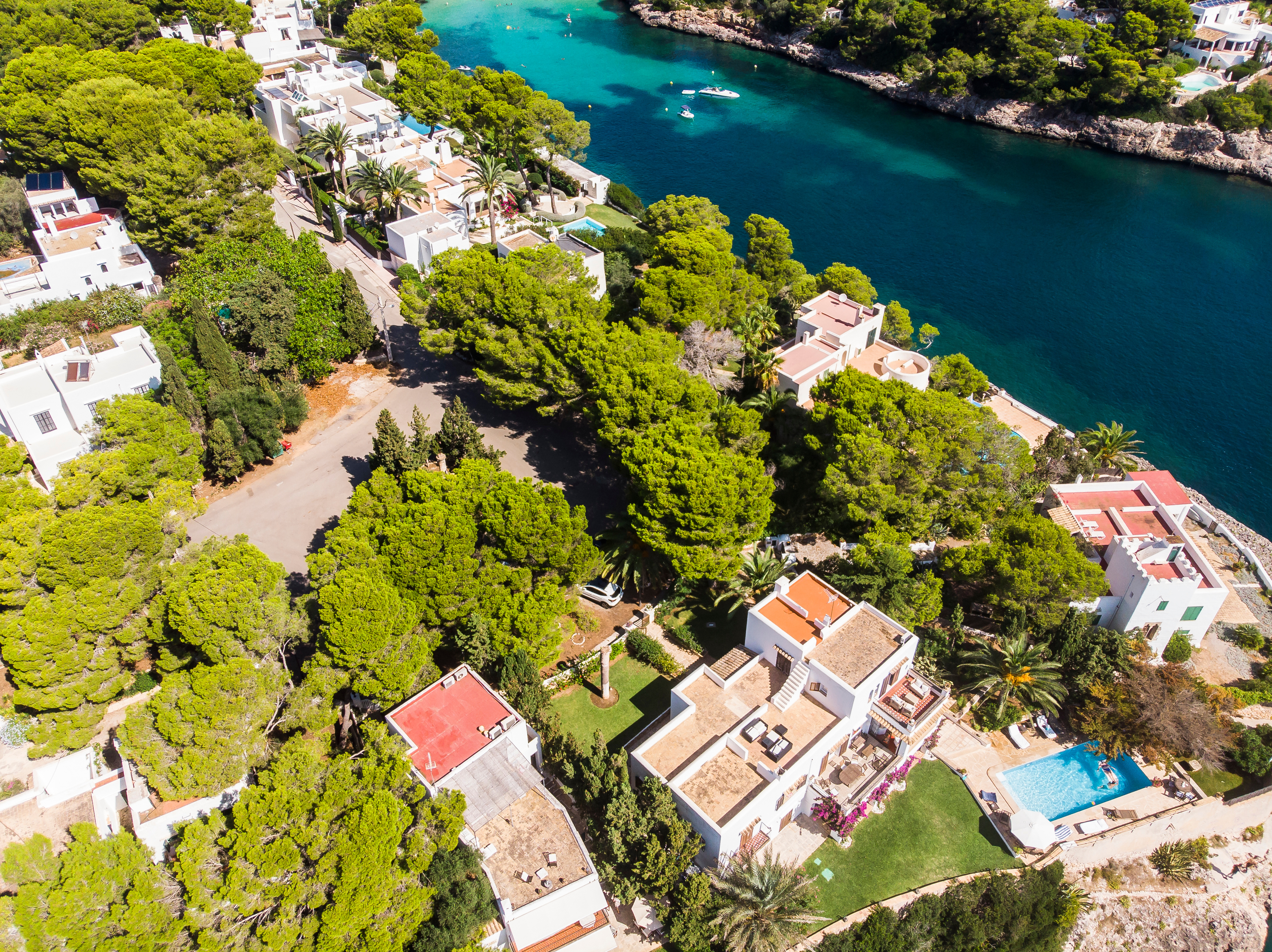 Cala Ferrera koyunun evler ve villalar ile havadan görünümü