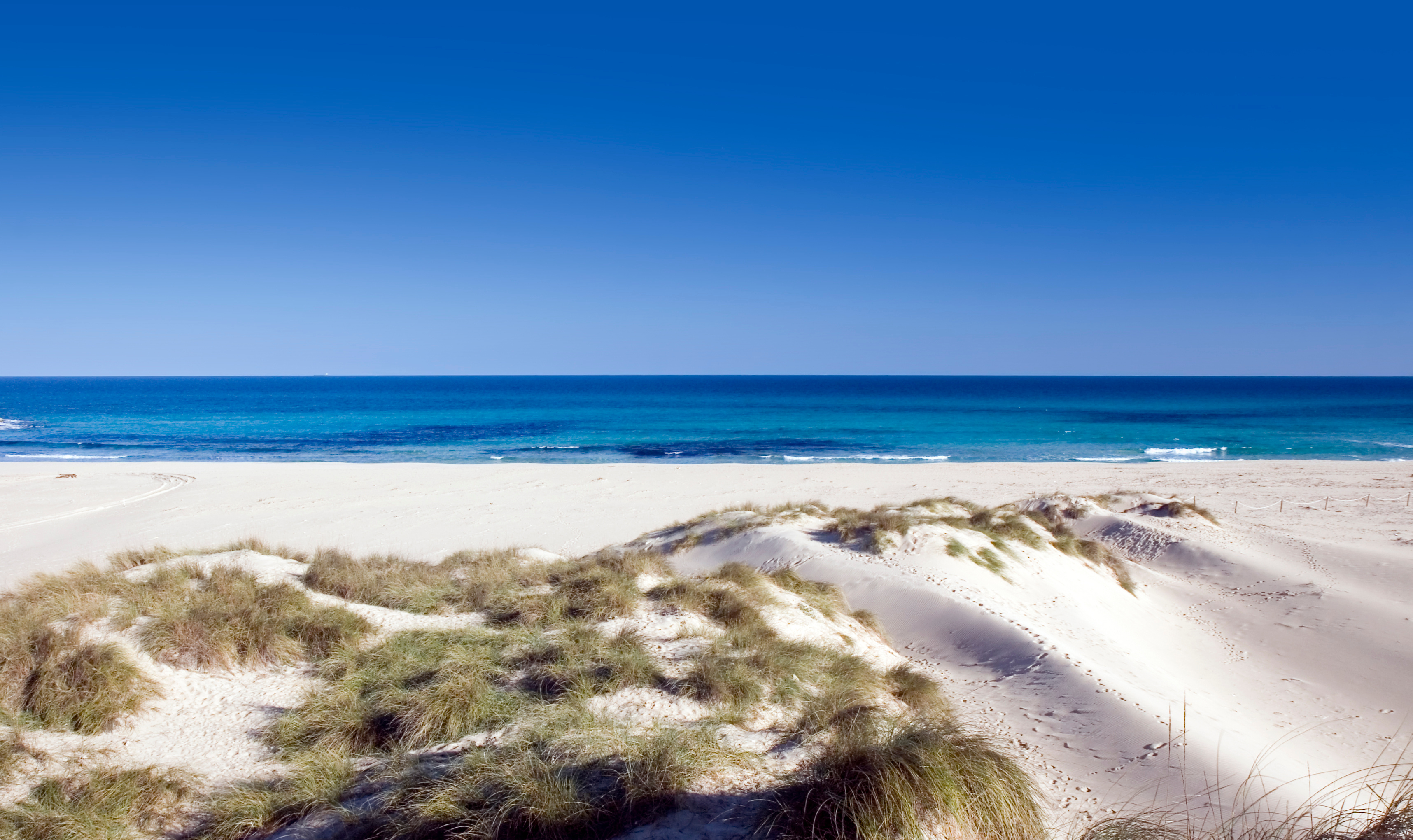 Természetes homokos strand Cala Mesquida dűnés tájában