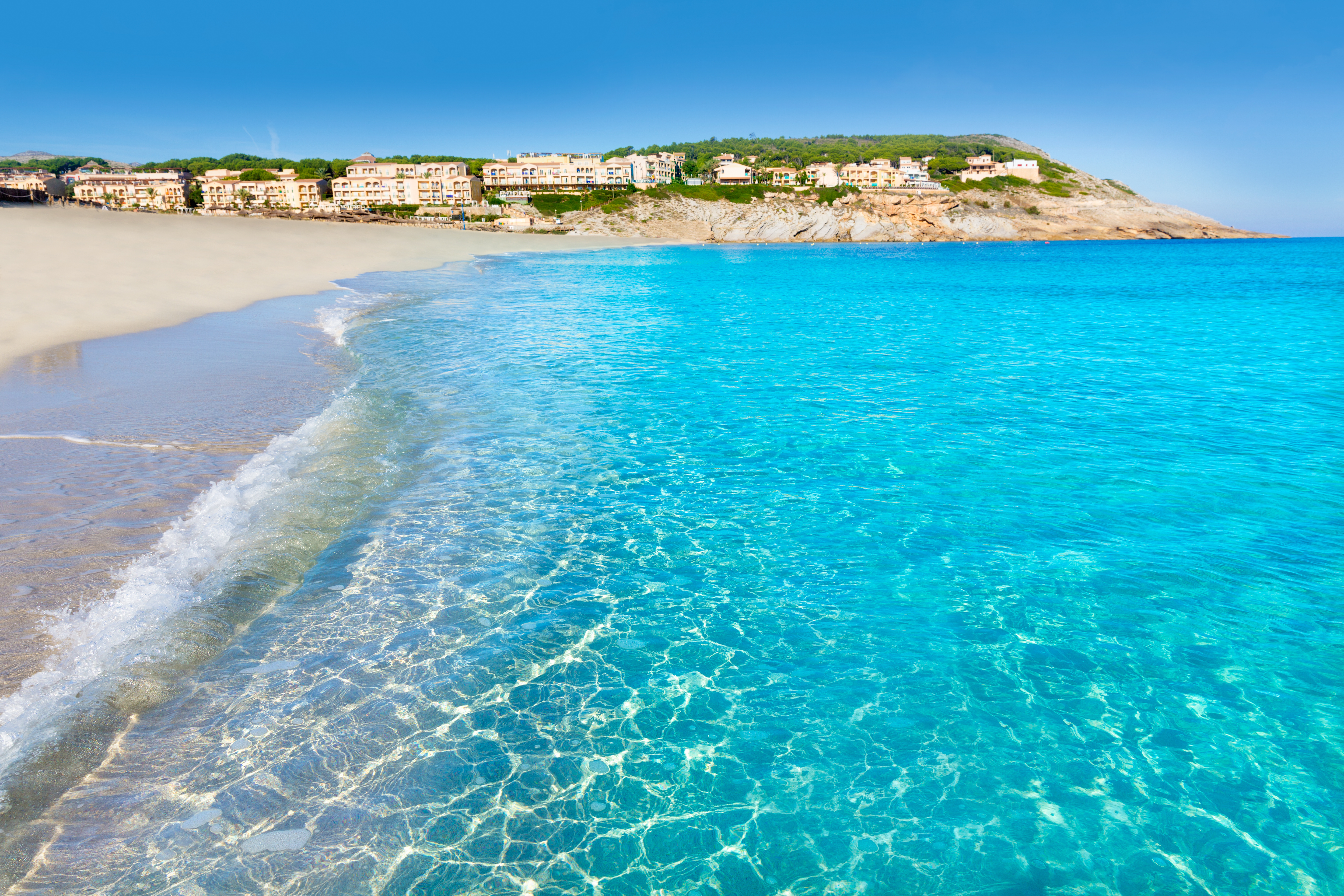 Case e ville sulla spiaggia di Cala Mesquida nella parte orientale dell'isola