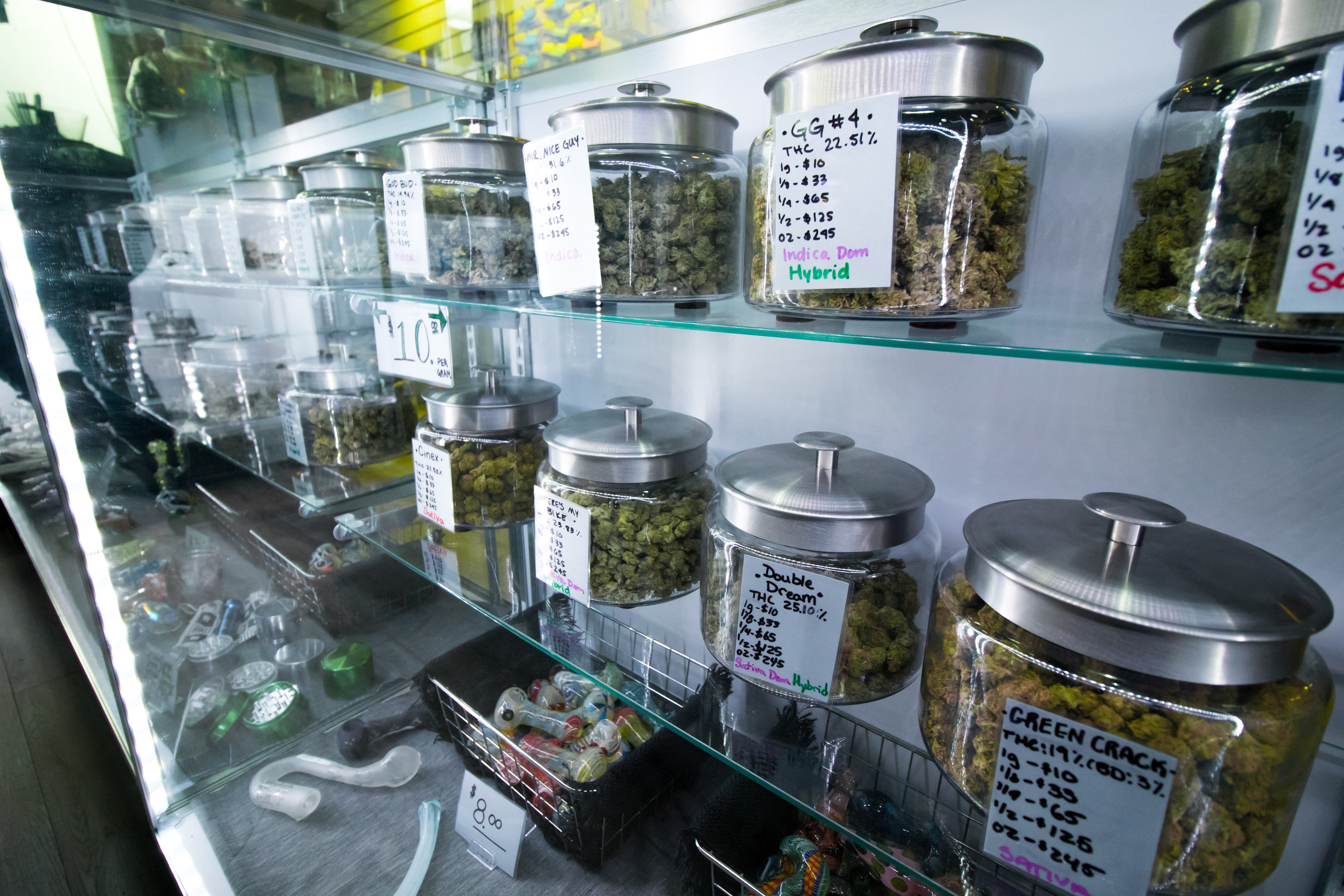 Cannabis organizada em frascos para compra ou venda em Cales de Mallorca