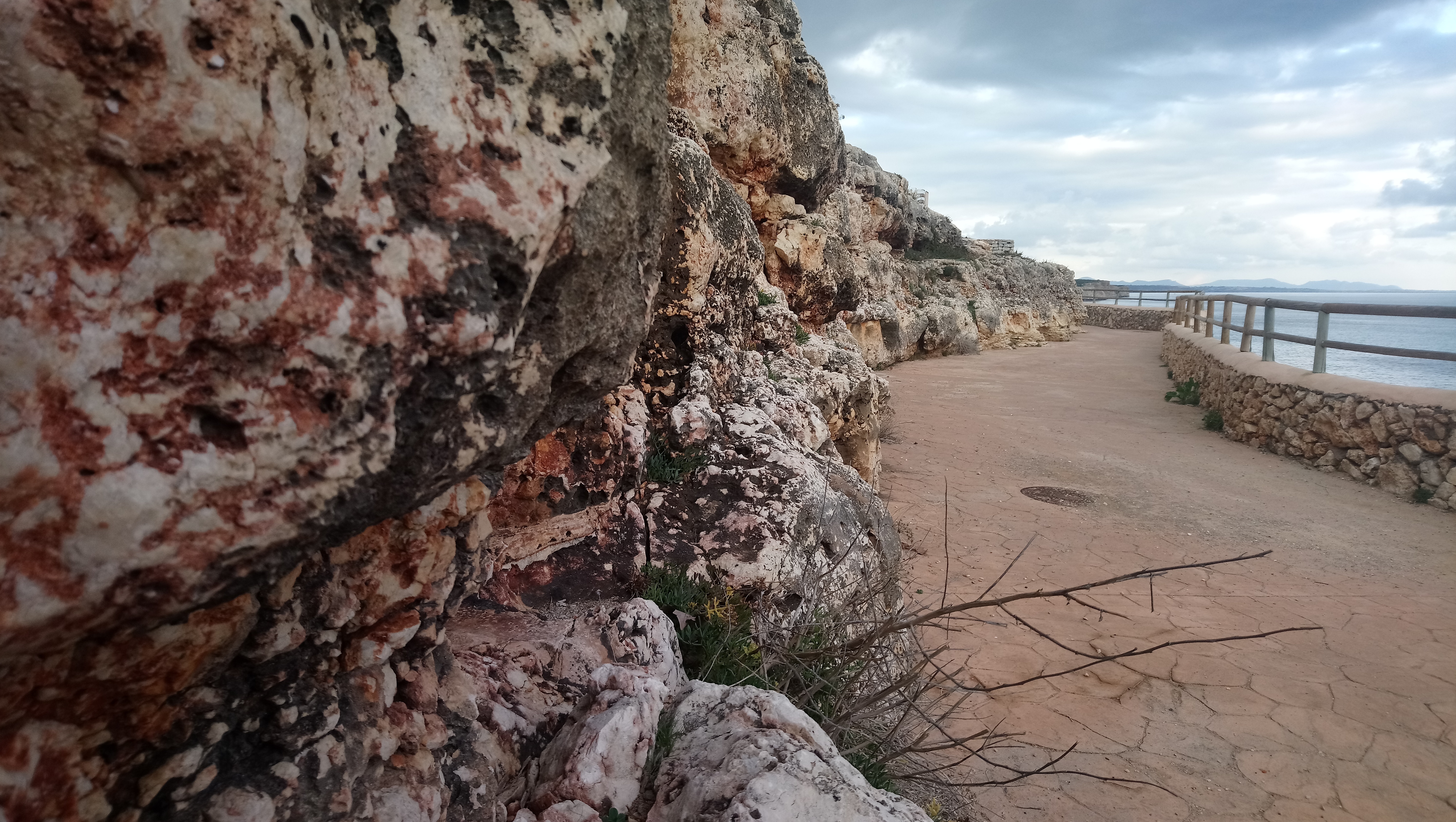 Wanderweg mit traumhaften Ausblick an der Felsküste von Cales de Mallorca