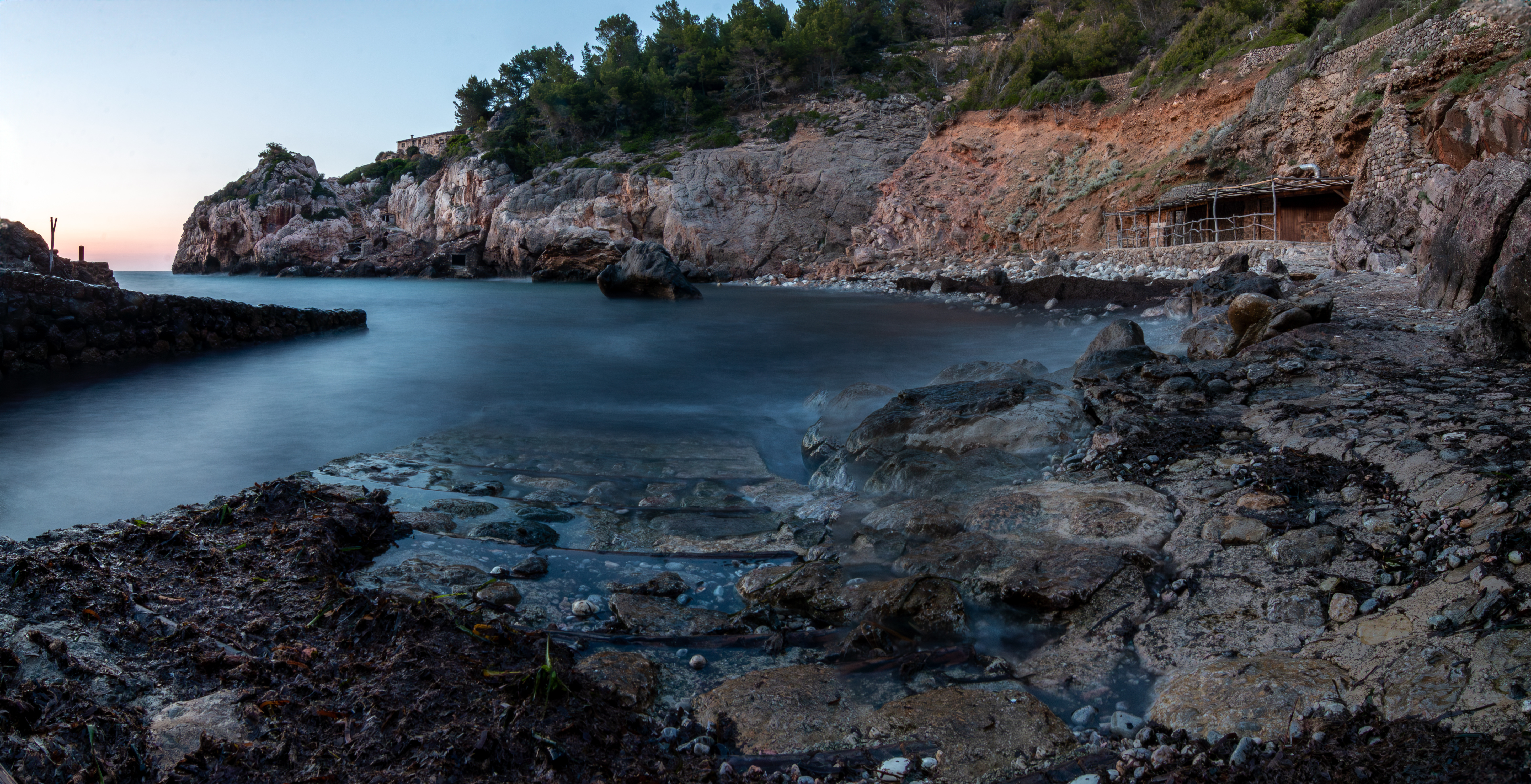 Deia sziklás strandja naplementében