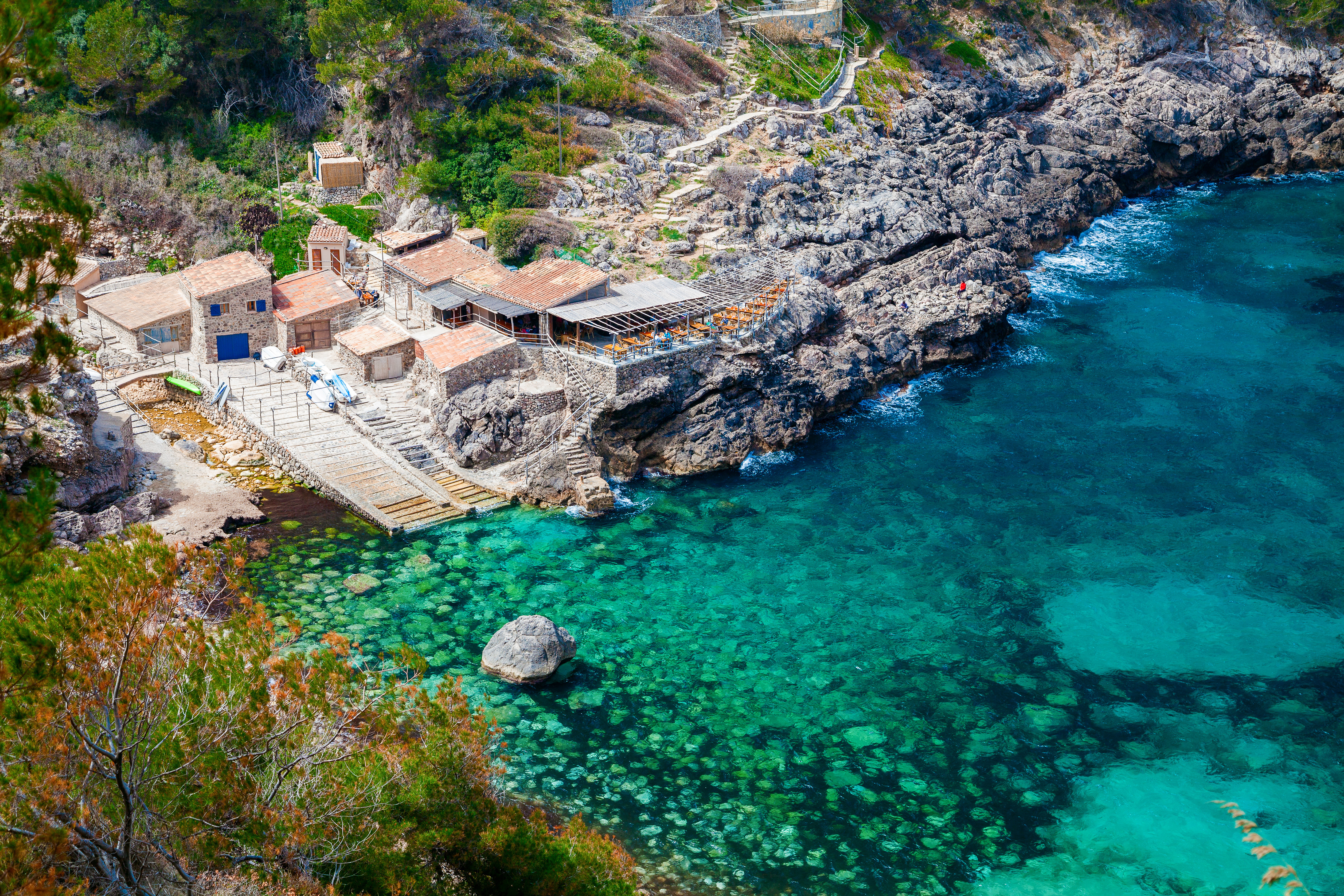 Badesteg mit Zugang zum Meer in Deia