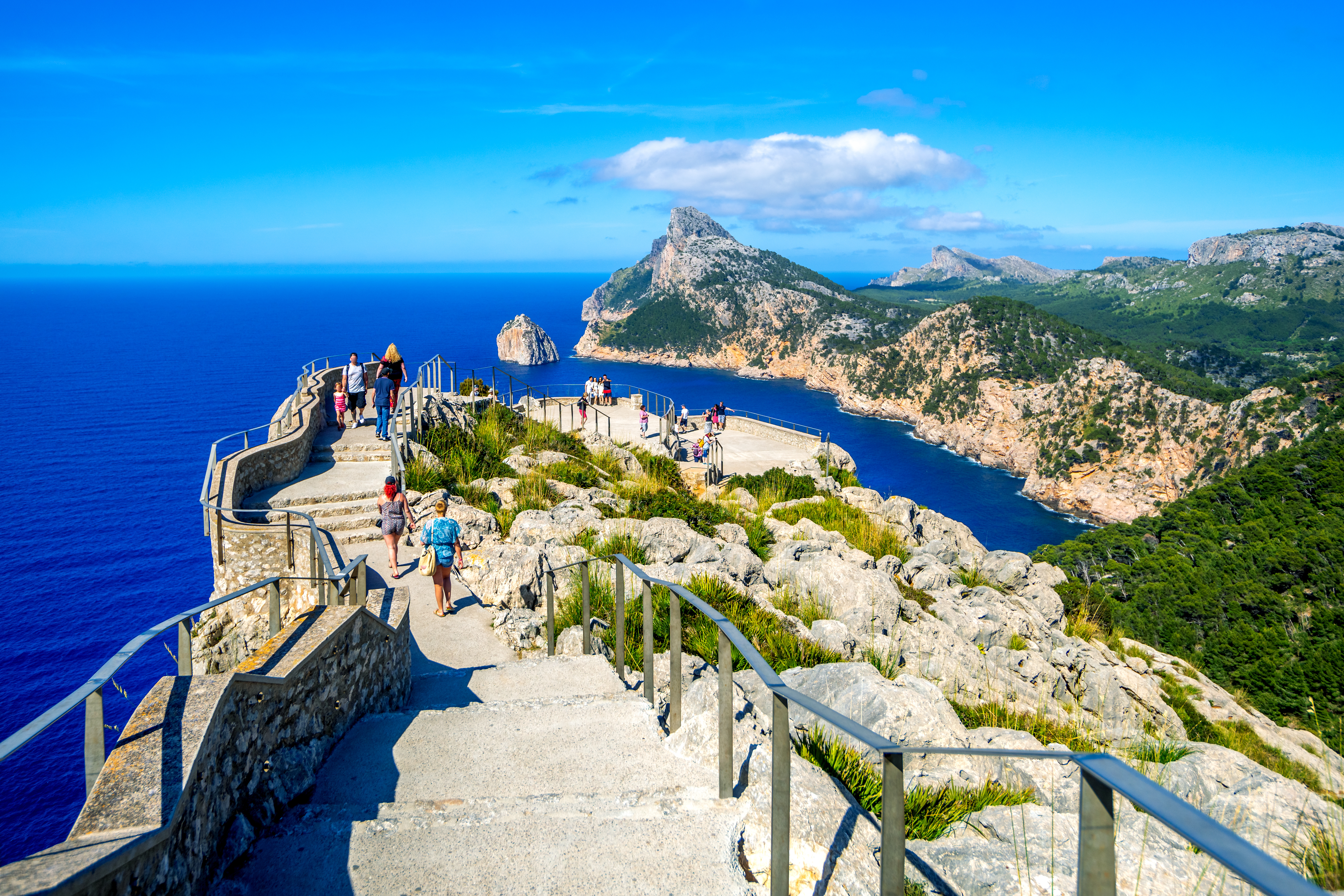 Snový výhled z vyhlídky na Cap Formentor