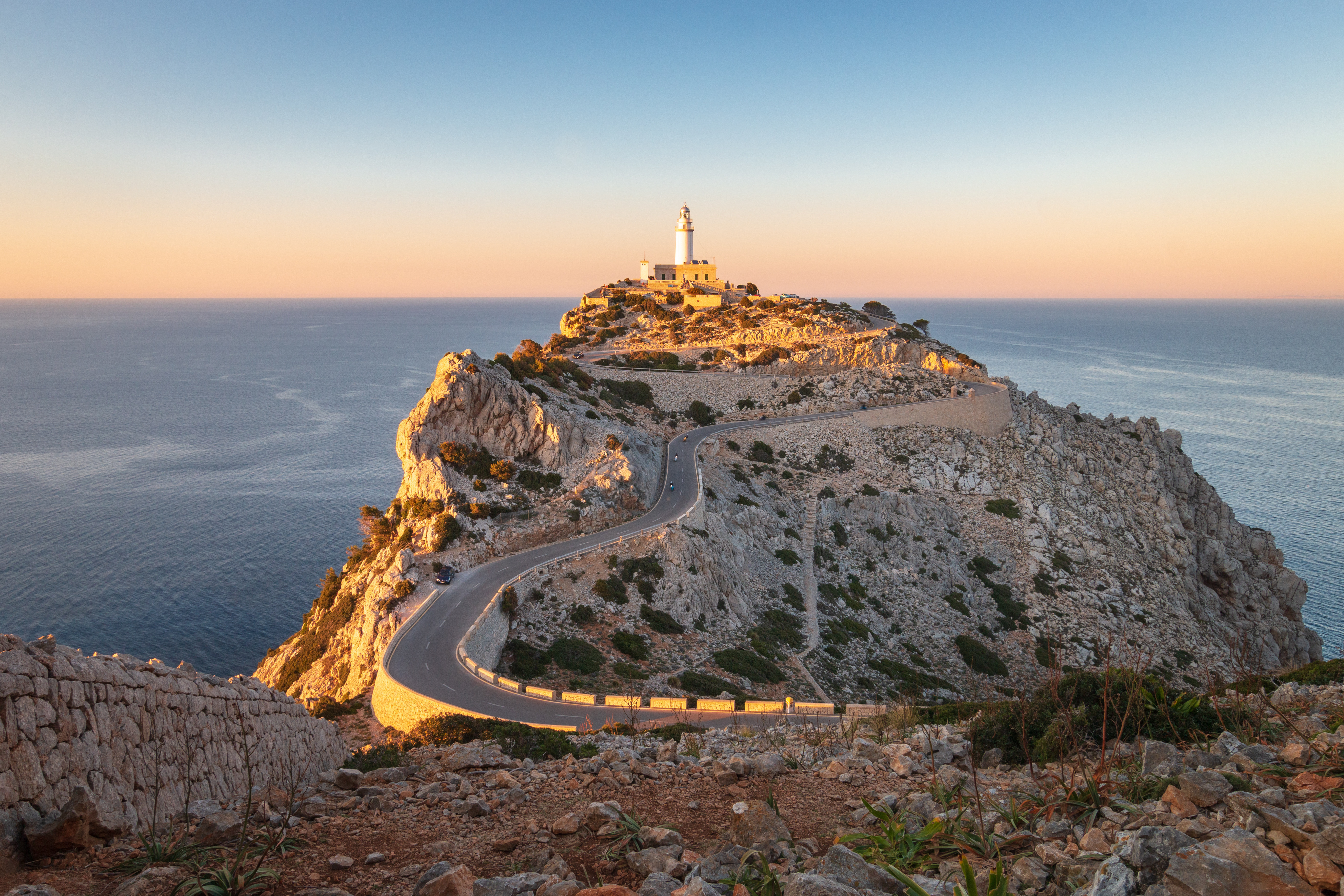 Estrada sinuosa à luz do entardecer para o farol de Cap Formentor