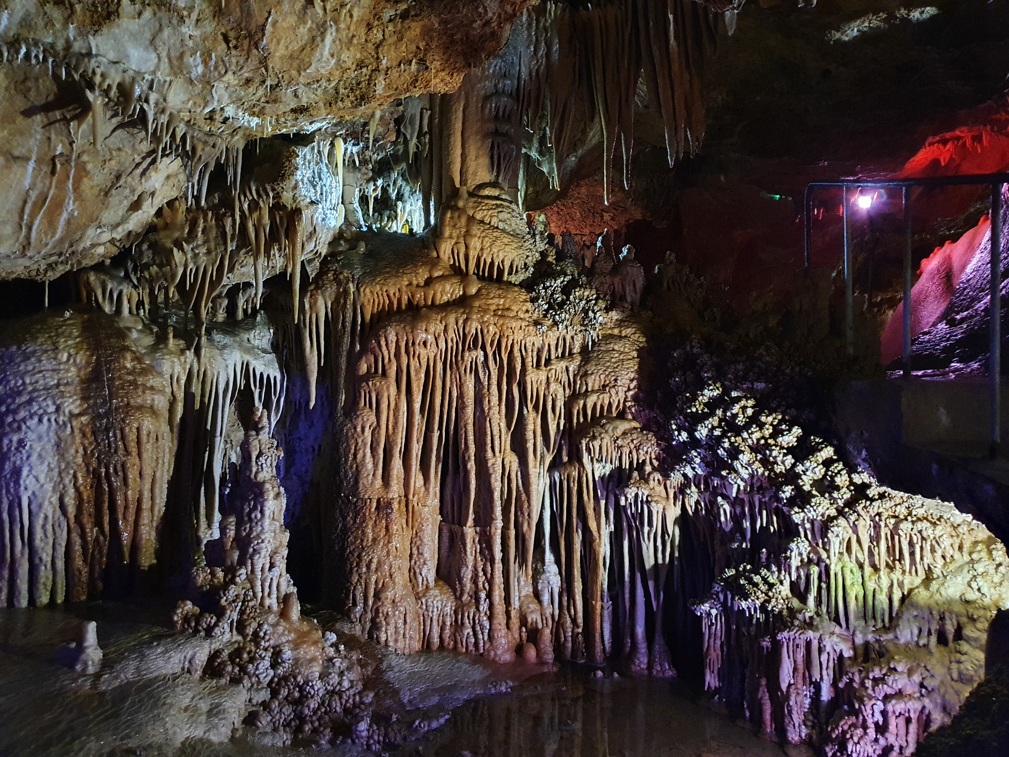 Основная достопримечательность - пещеры Cuevas de Genova, старинная пещера с потрясающим освещением