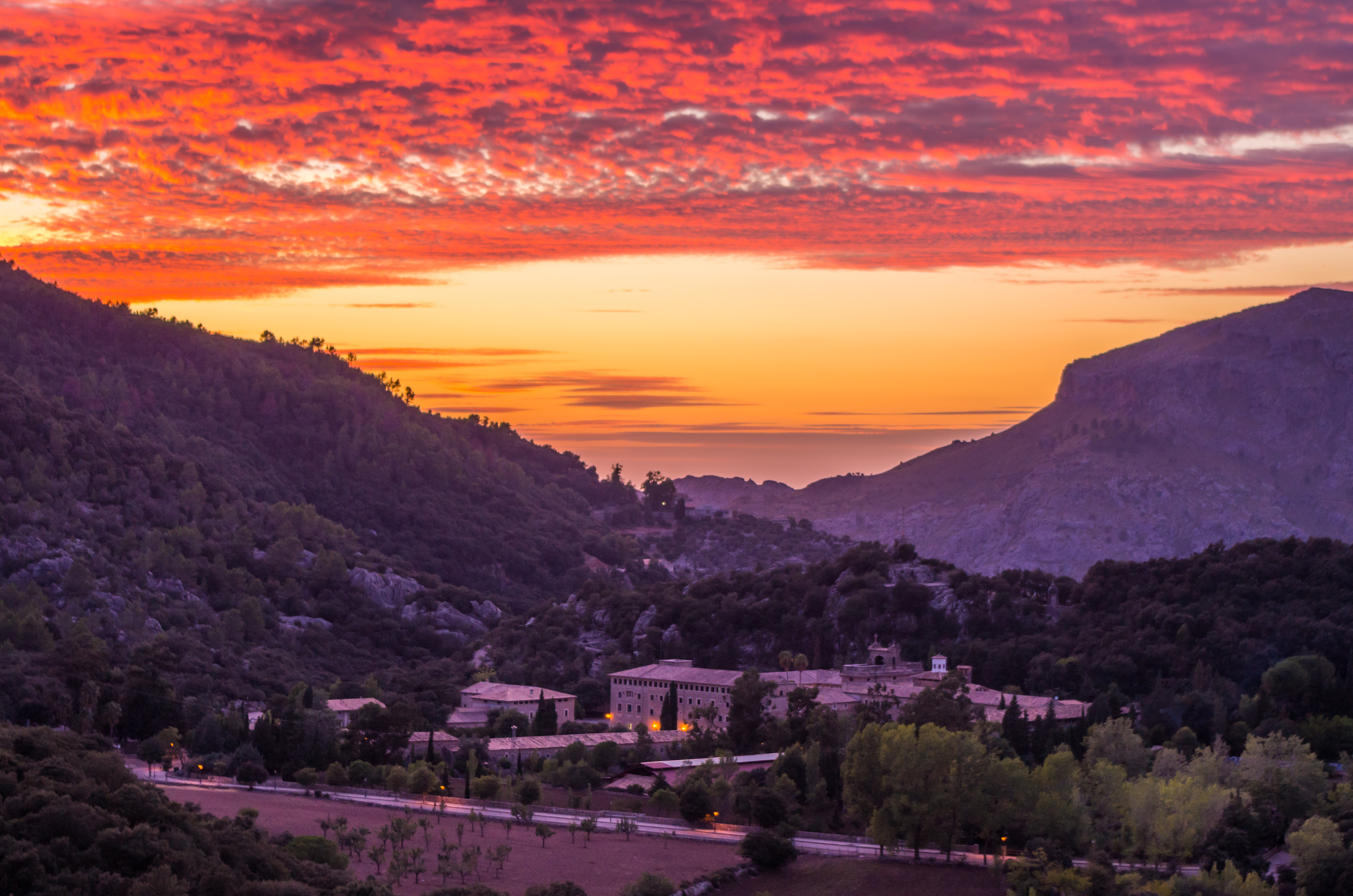 Coucher de soleil sur le pittoresque village de Lluc