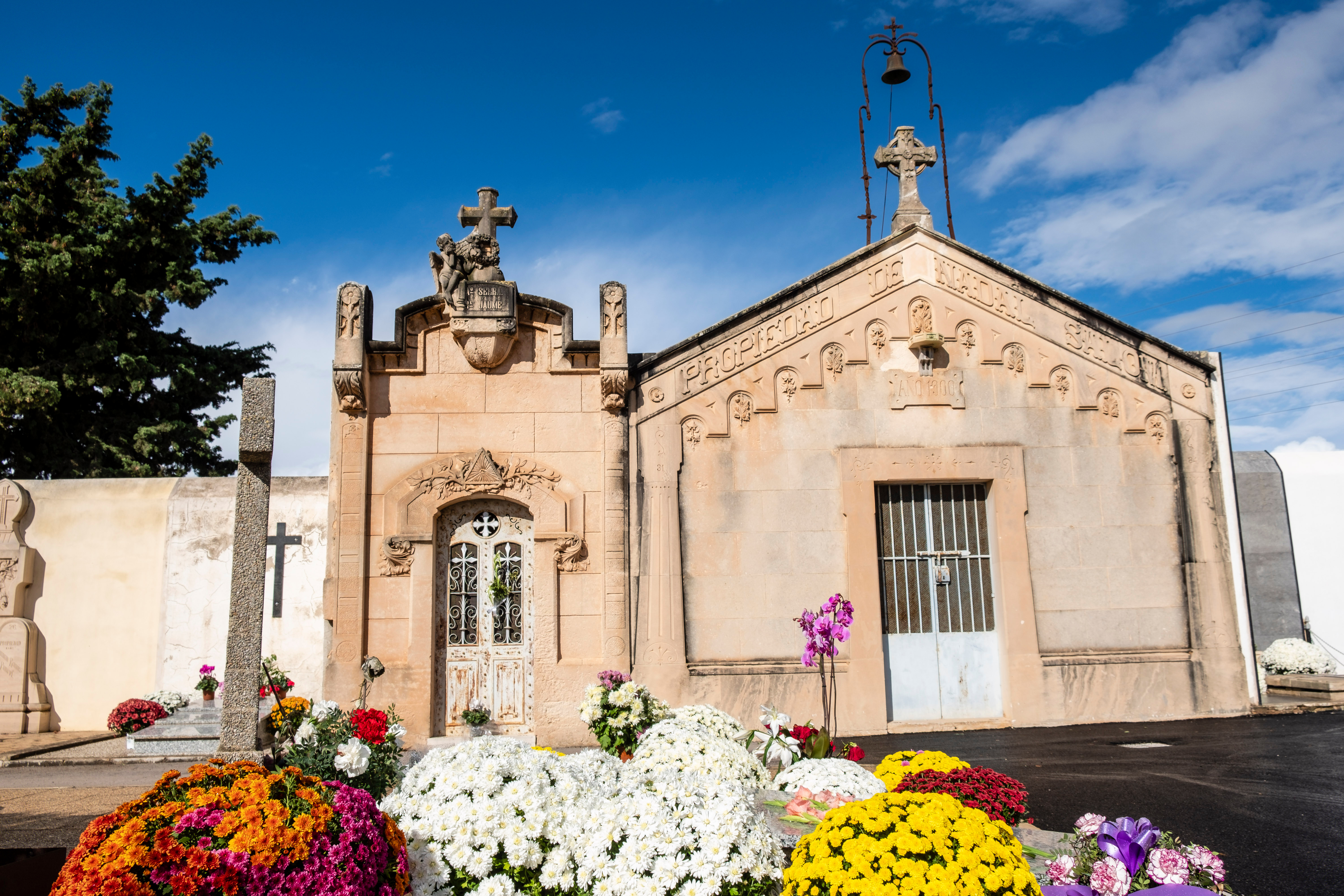 Ingresso al vecchio cimitero di Marratxi con decorazioni floreali ricche