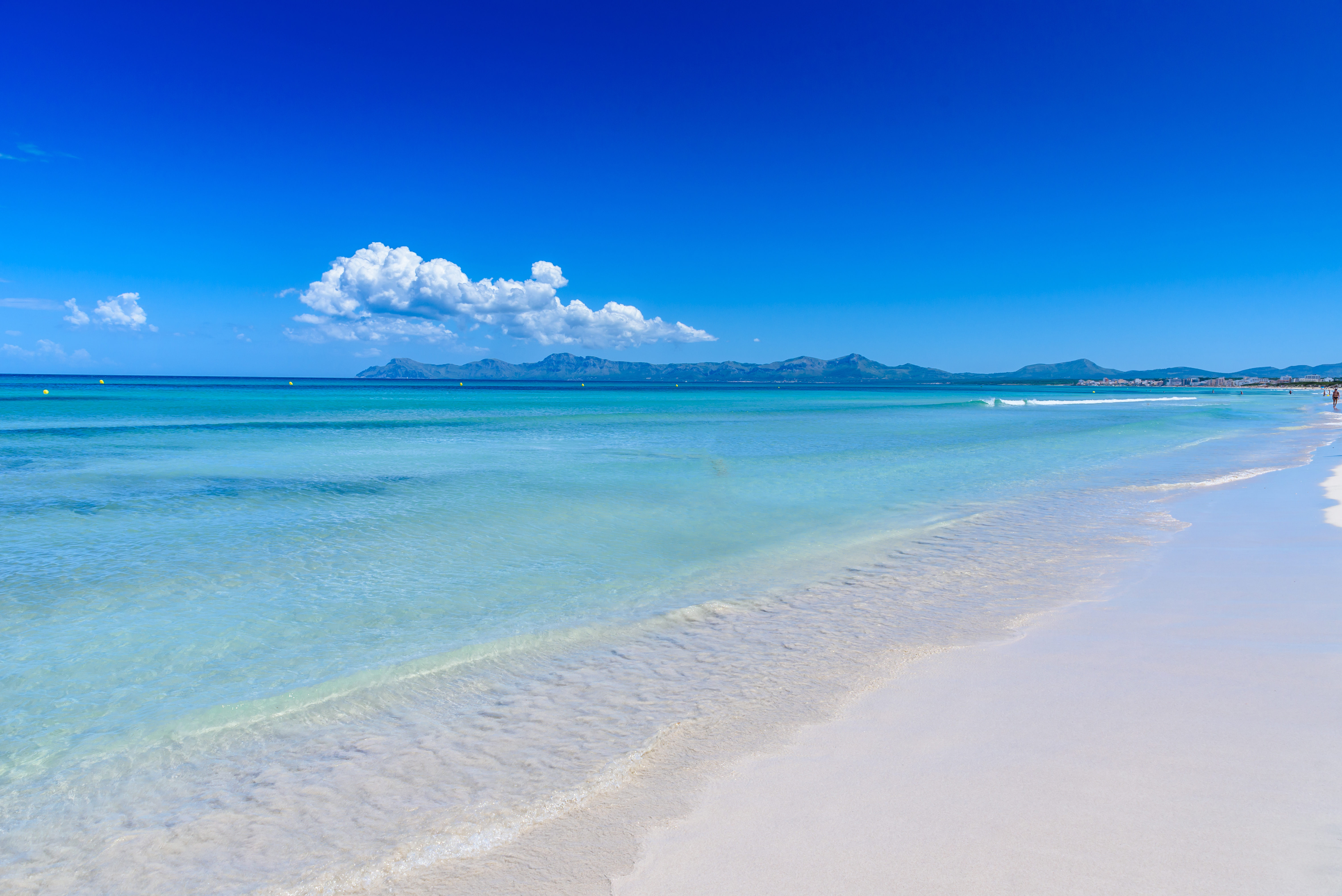 Playa de Muro, Mallorca'nın kar gibi beyaz kumu ve kristal berraklığında suyu ile en güzel plajlarından biri