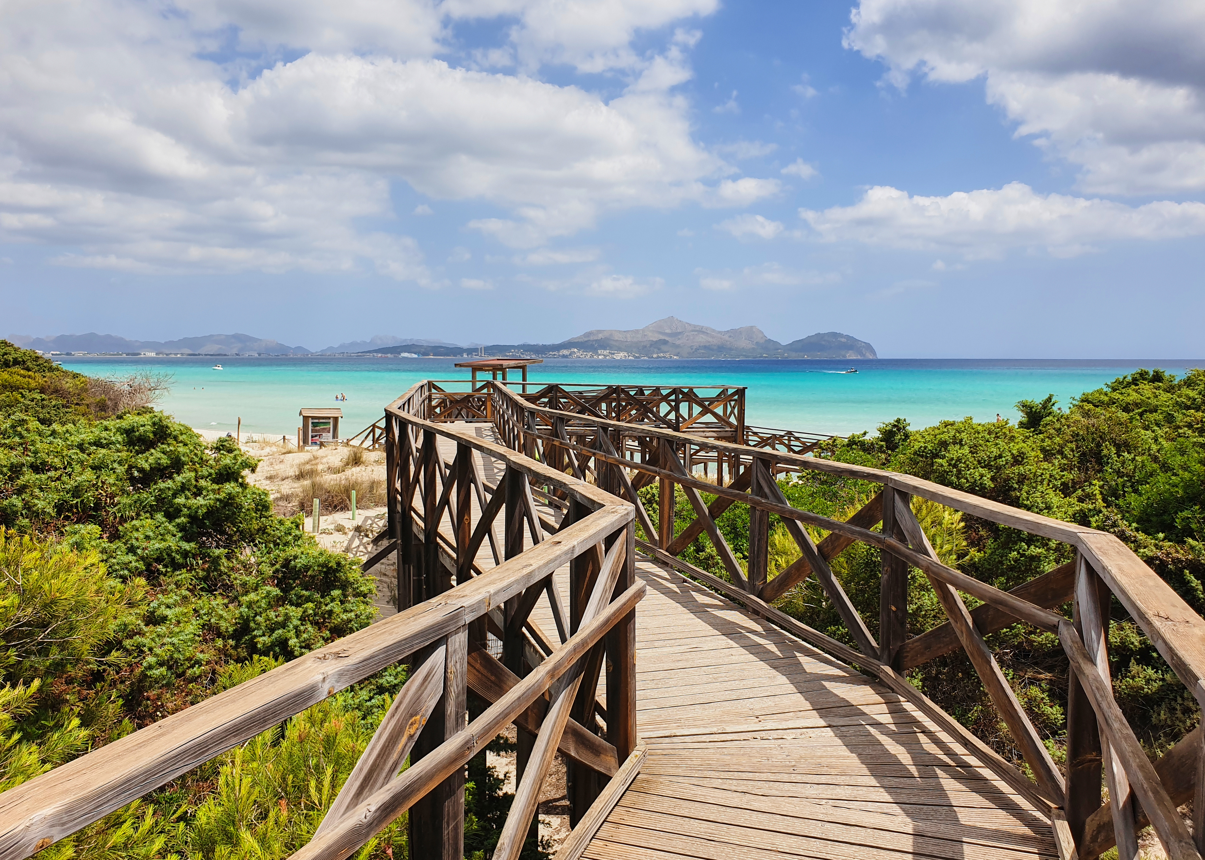 Puente de madera hacia la playa de Playa de Muro a través de la reserva natural