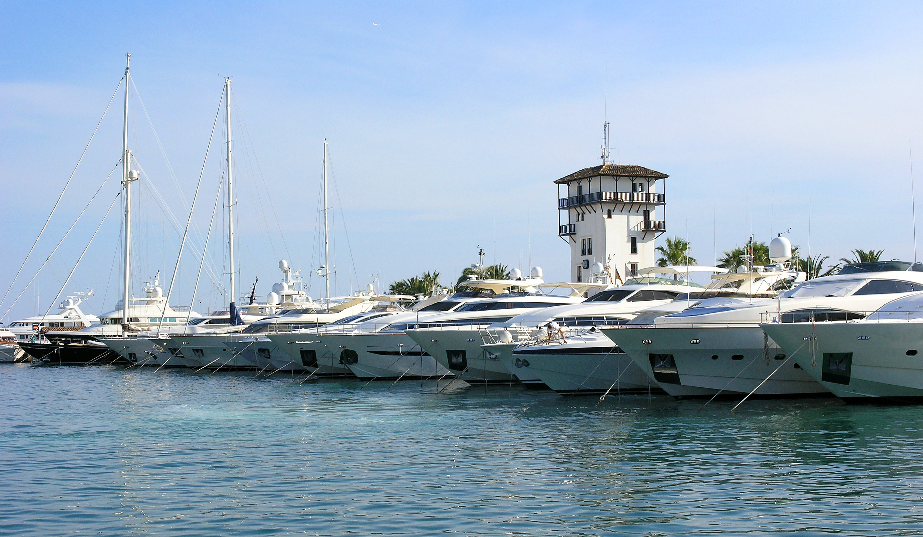 Veel luxe jachten aangemeerd in de haven van Puerto Portals