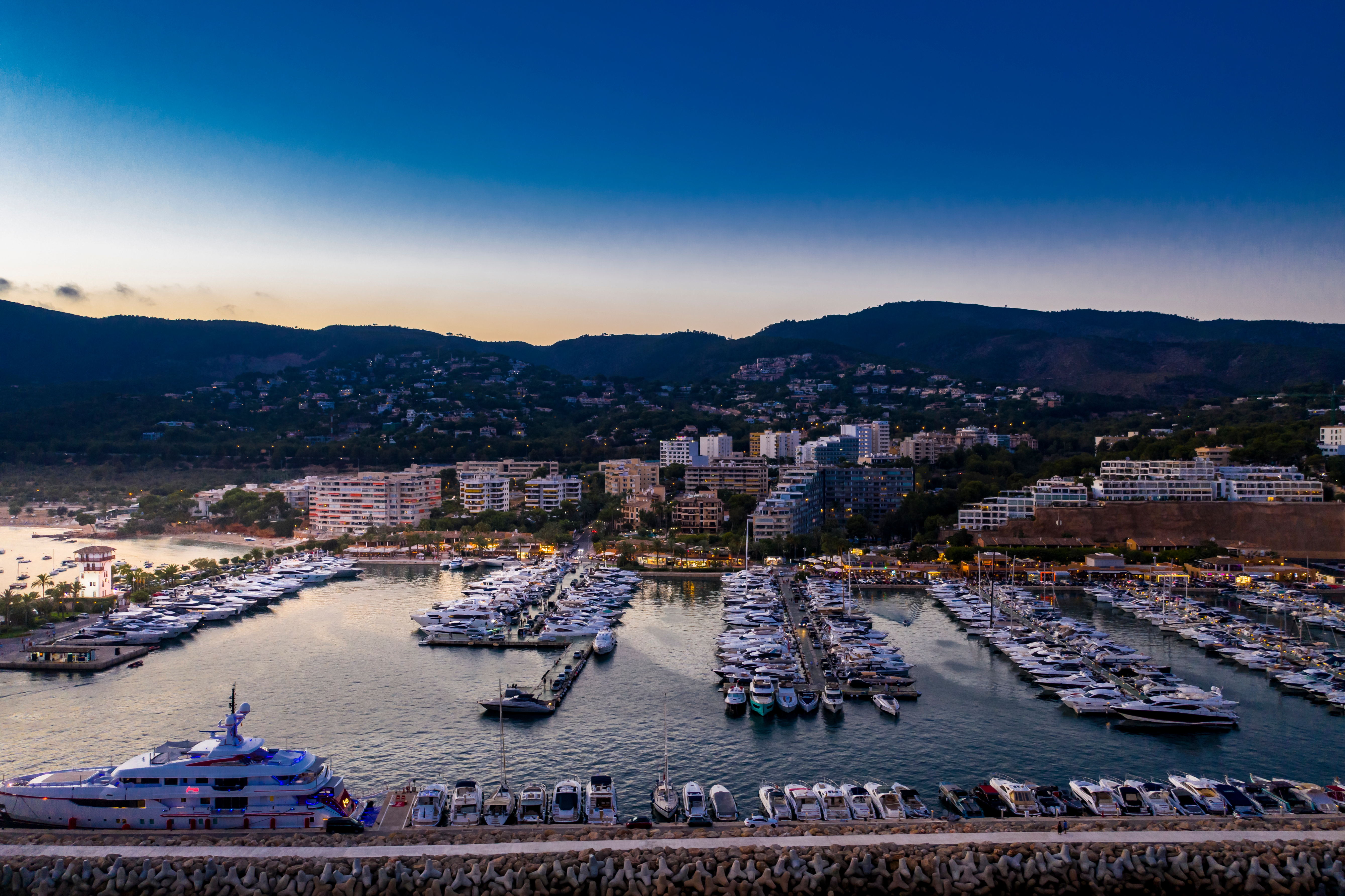 Vista aérea de Puerto Portals, con muchas tiendas y boutiques de lujo en el fondo