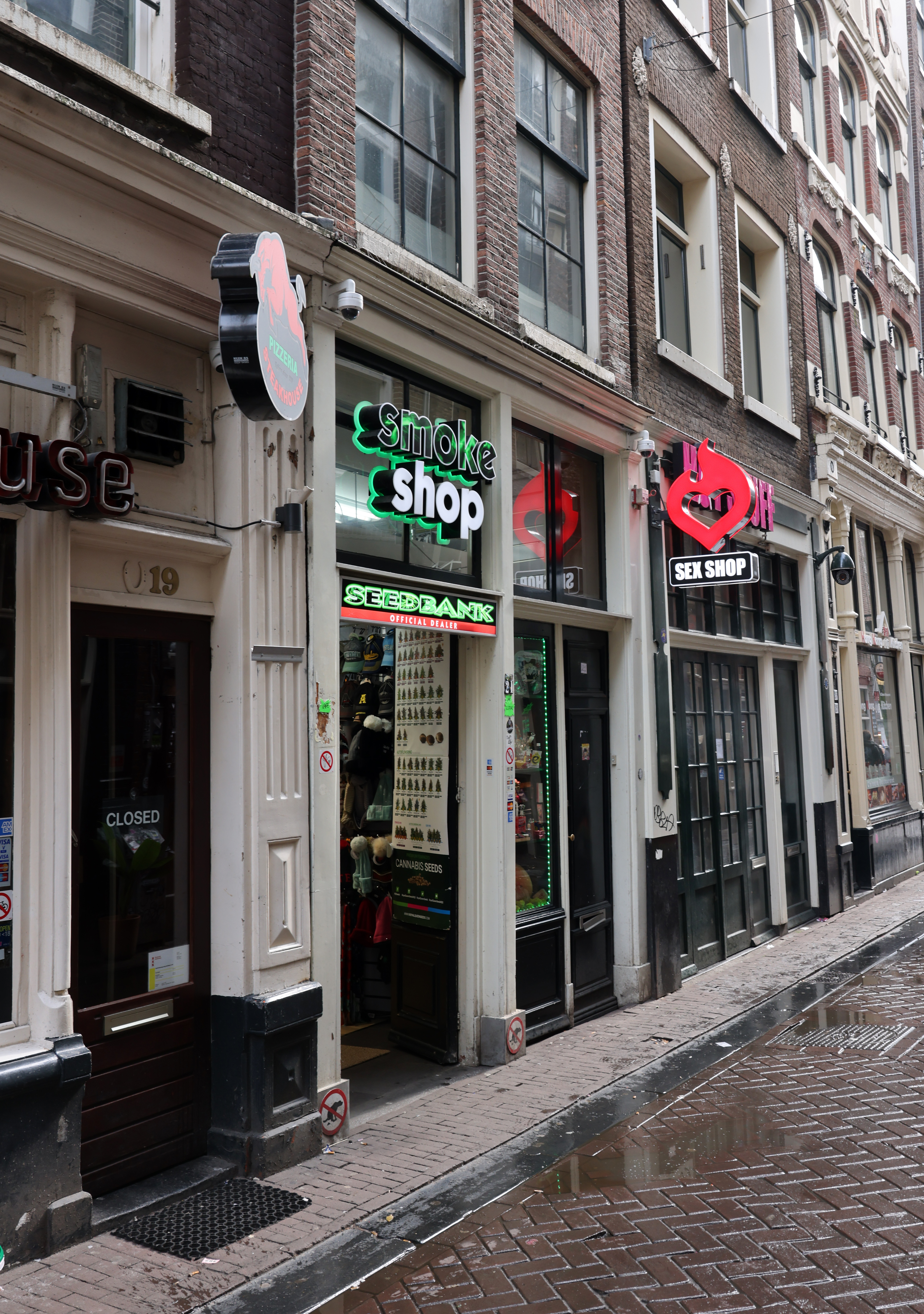 Coffeeshop in een zijstraat in Nederland