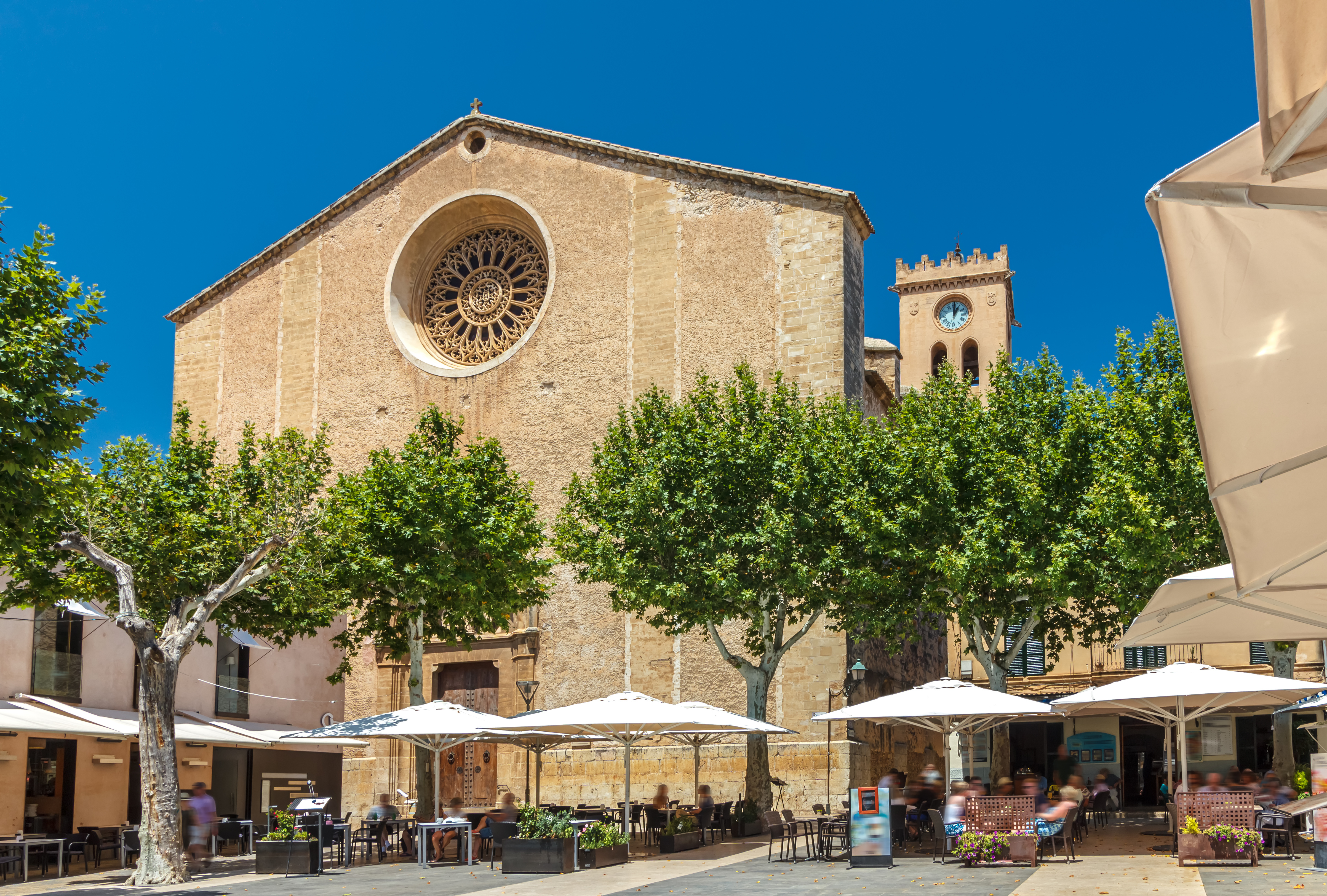 Café no pátio da igreja de Pollenca