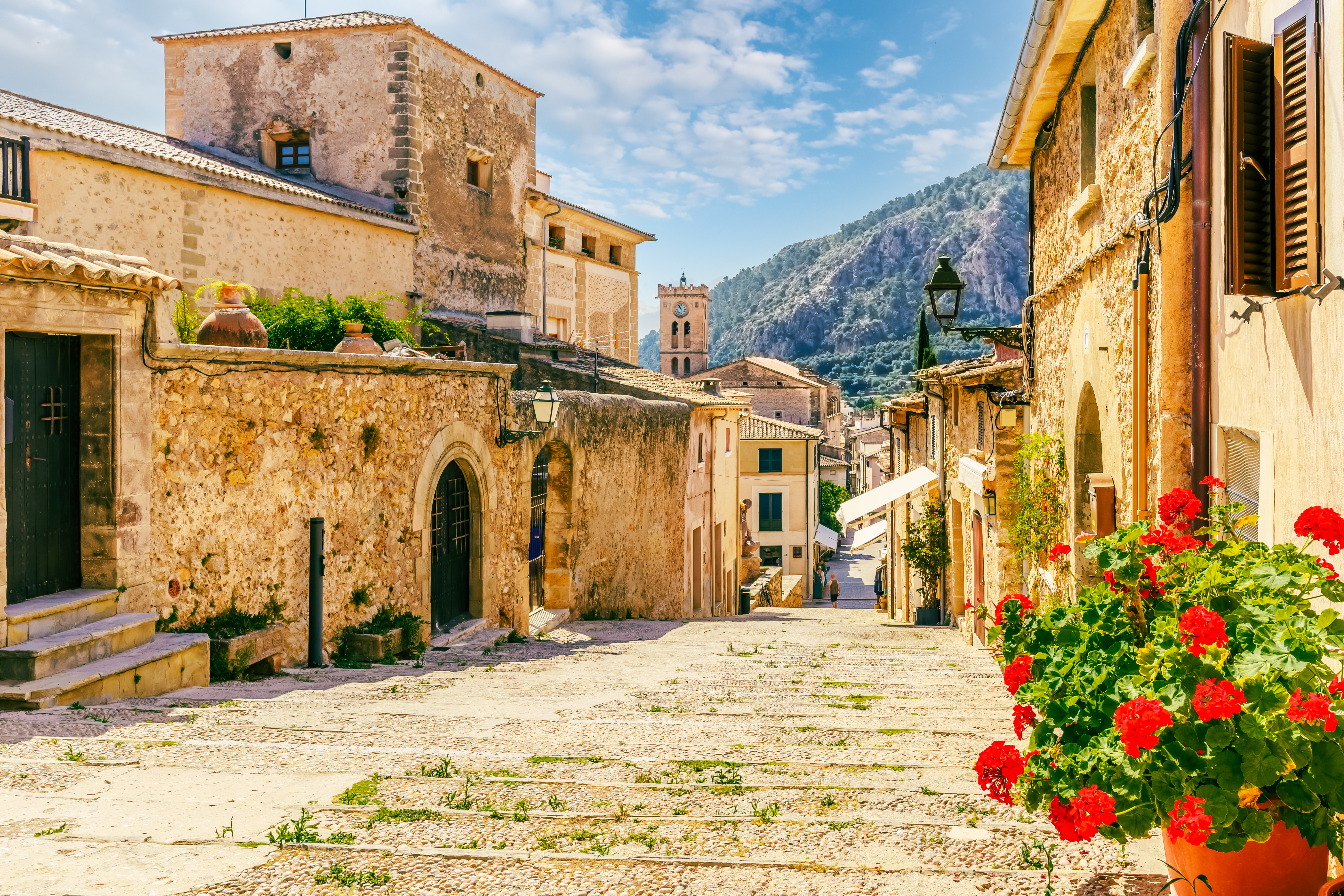 Anciennes maisons en briques à Pollenca avec les belles montagnes en arrière-plan