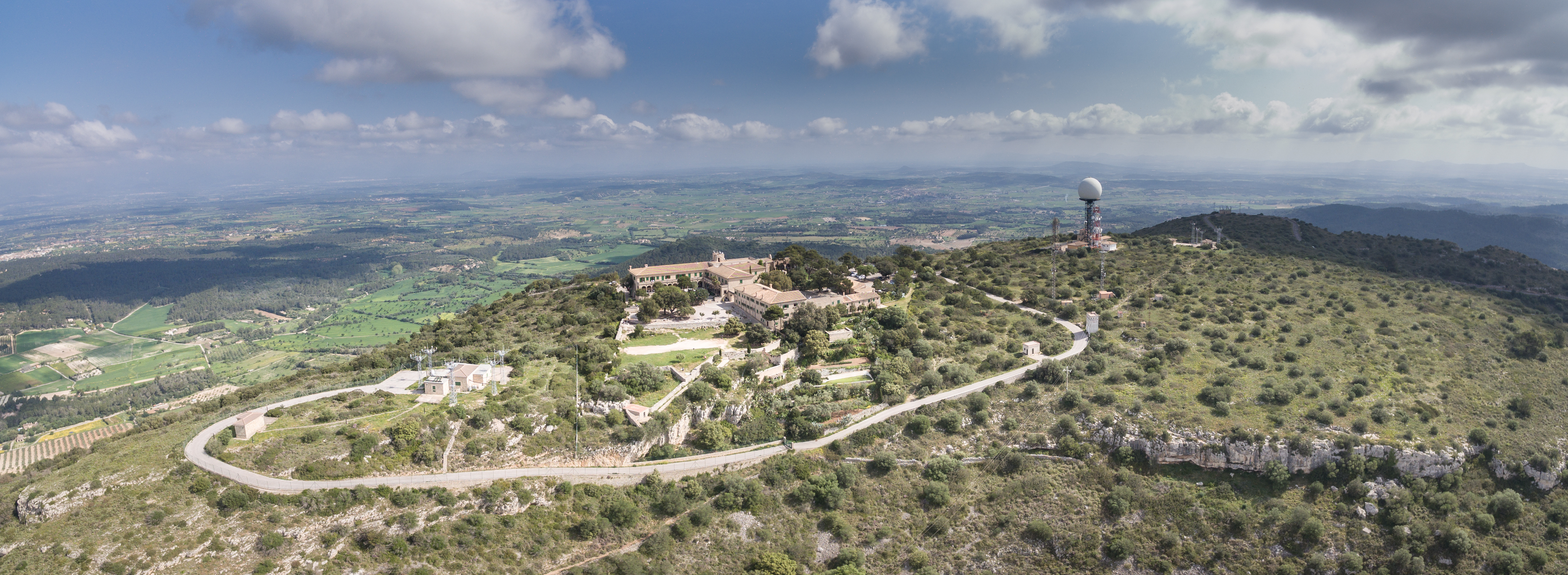 Luchtfoto van Randa met het oude klooster en het weerstation