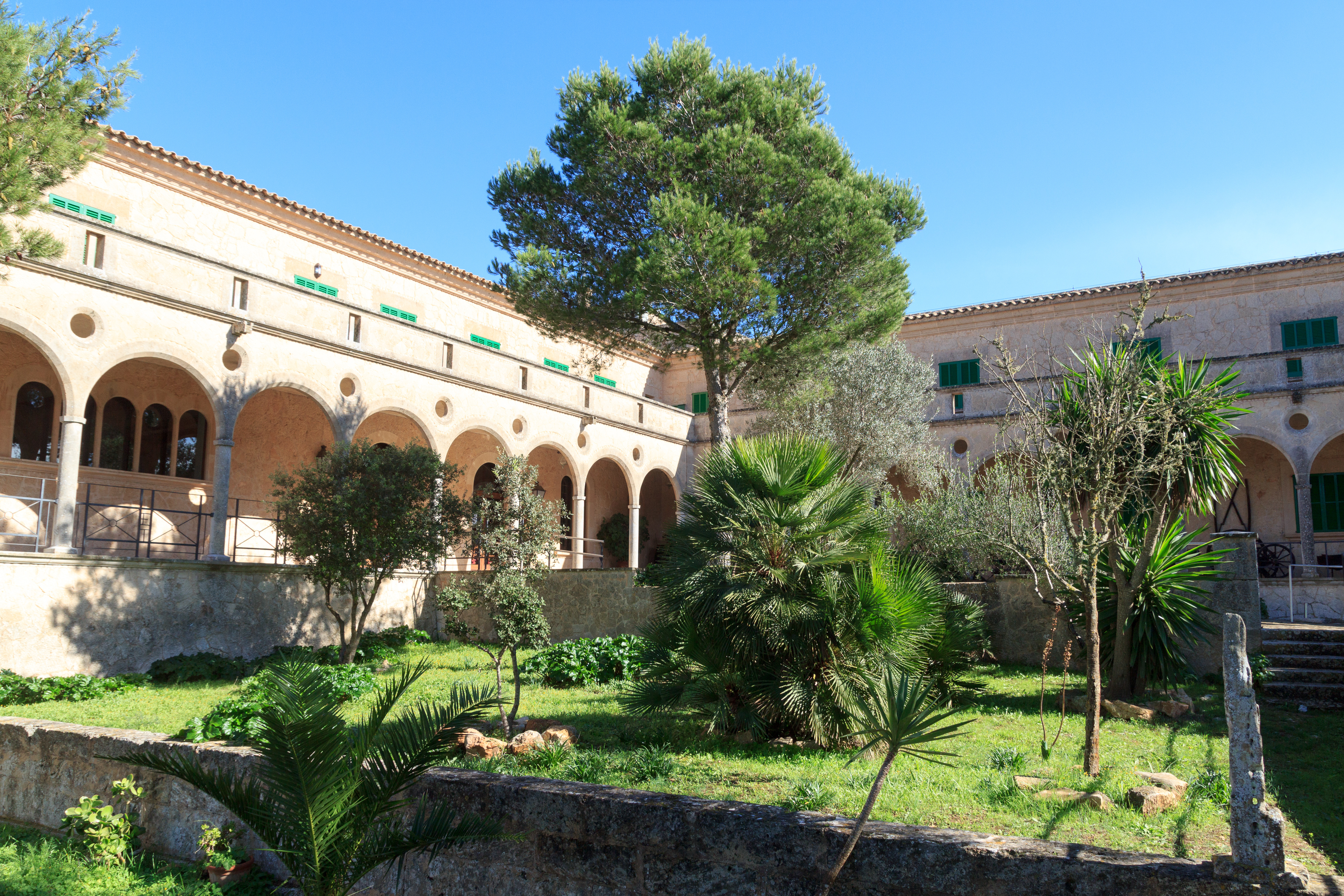 Cour du monastère à Randa avec une belle végétation