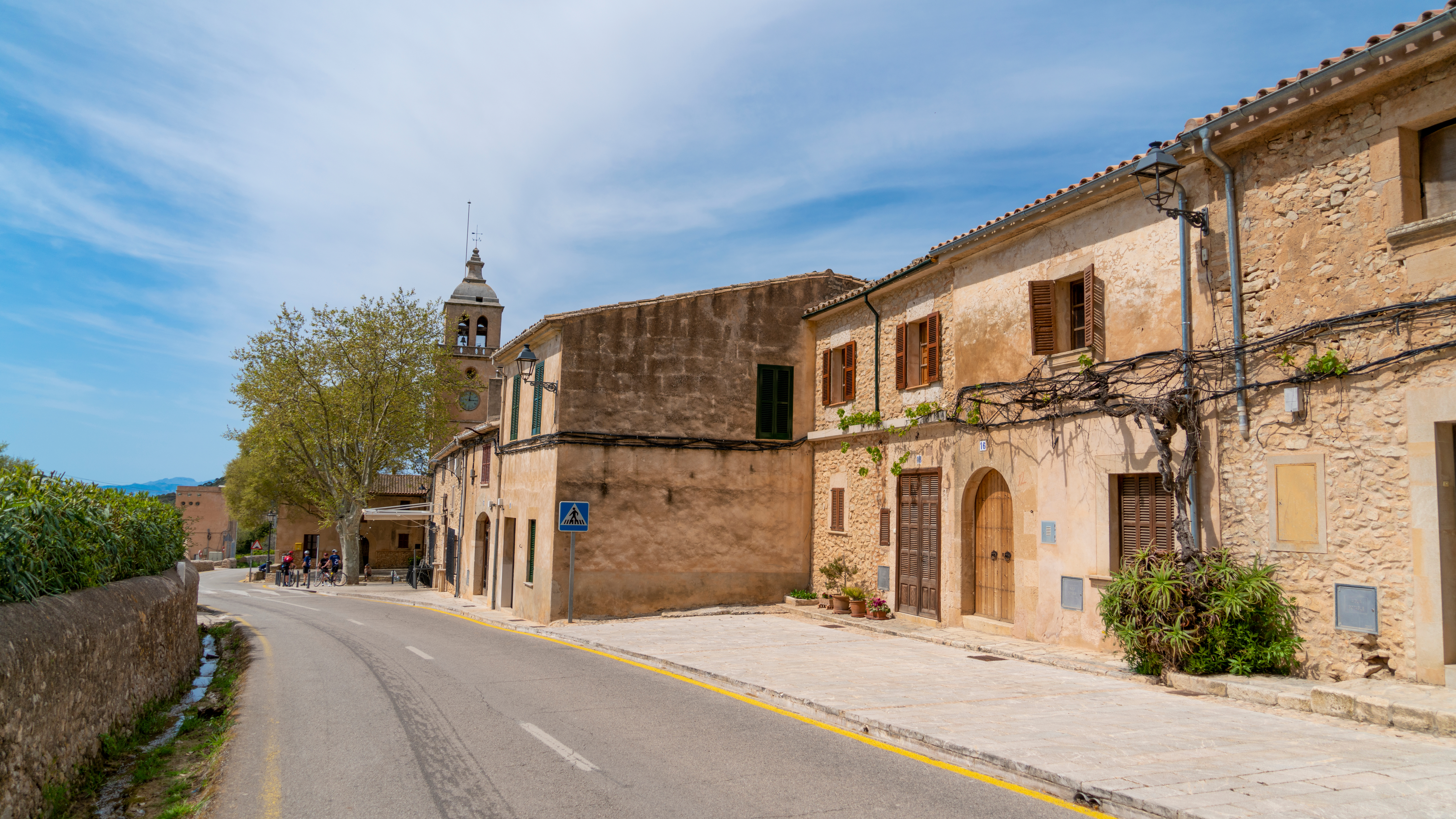 Rue à Randa avec des maisons anciennes et vue sur le clocher