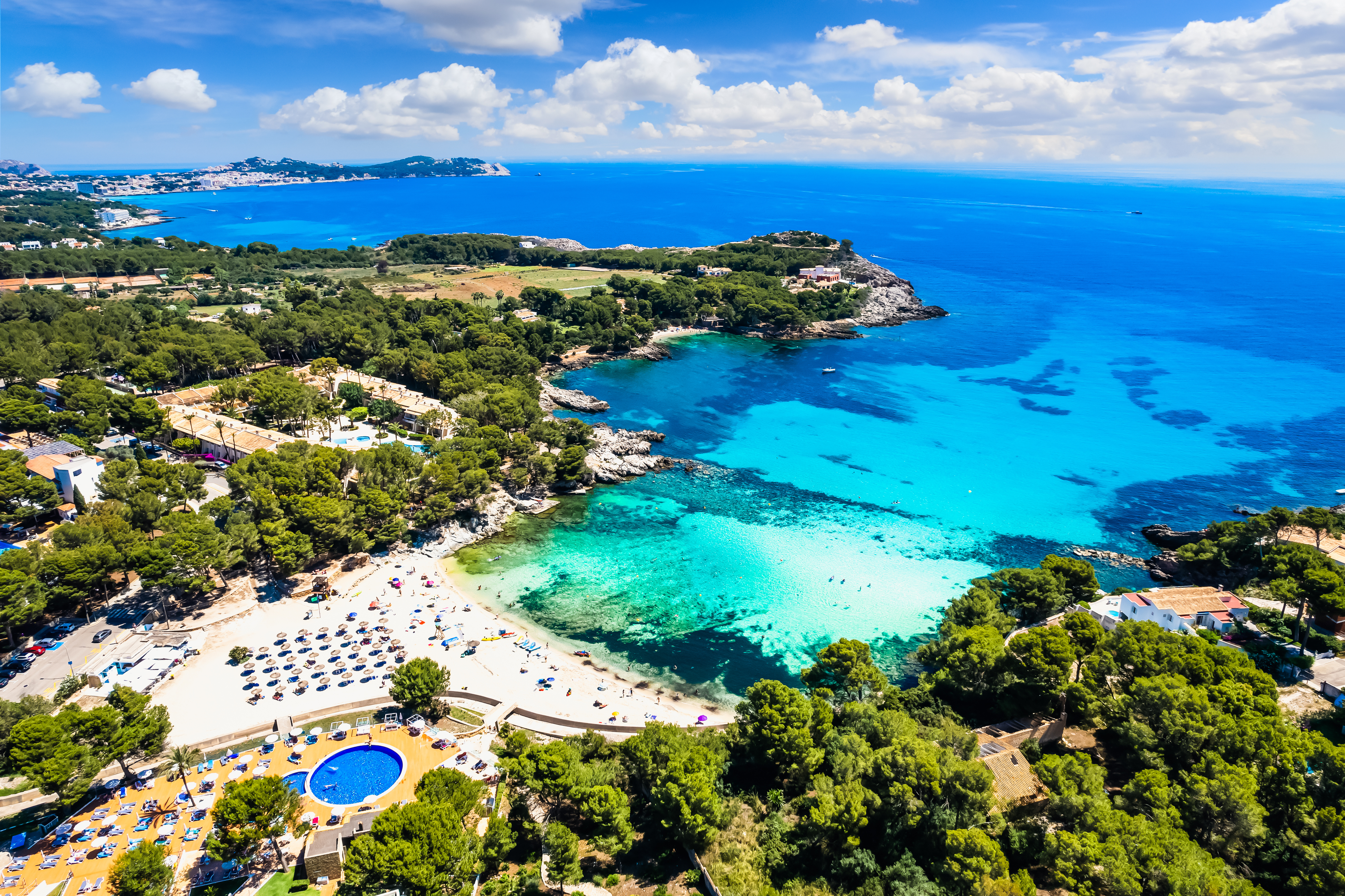 Sa Cala'nın güzel kırsal kesimini gösteren havadan görünüm