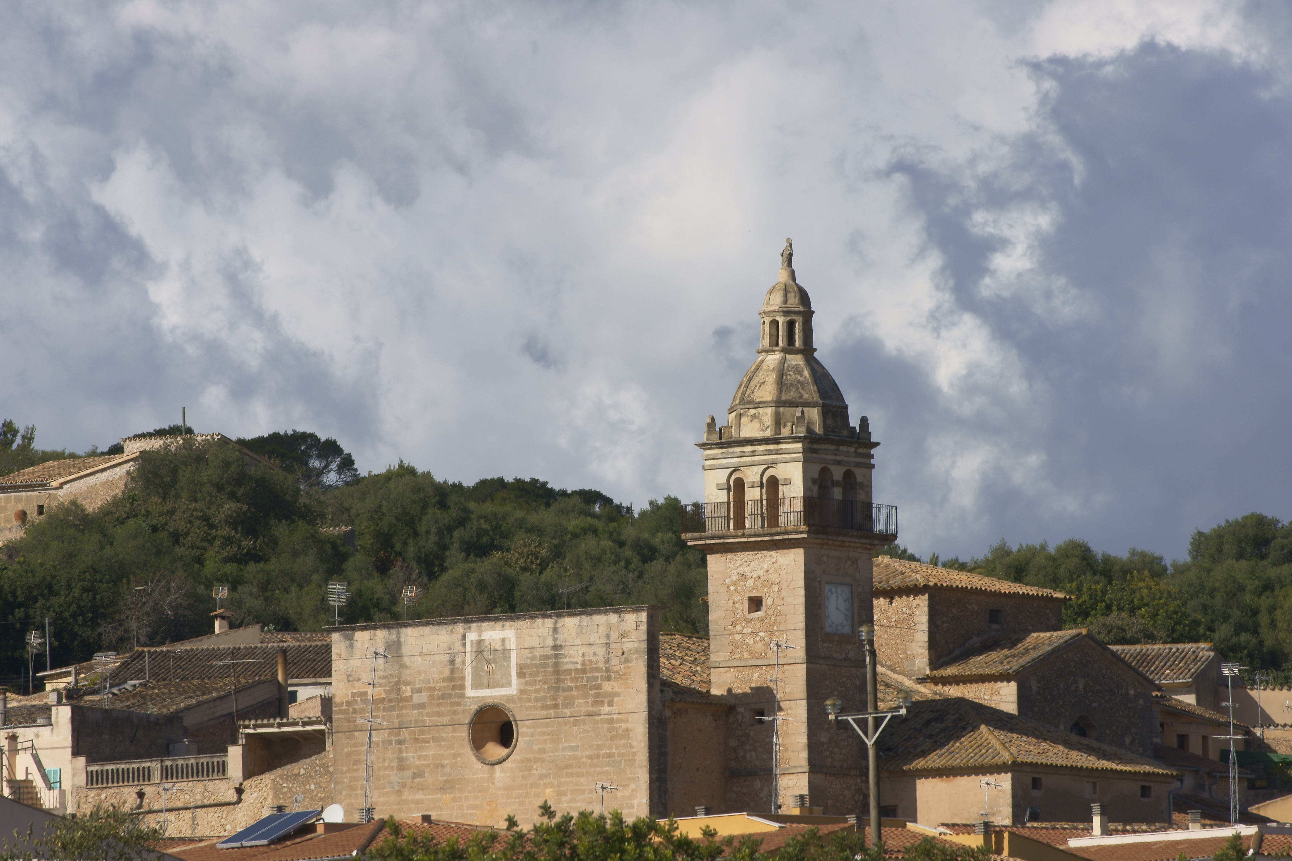 Iglesia antigua de Santa Eugenia entre pinos