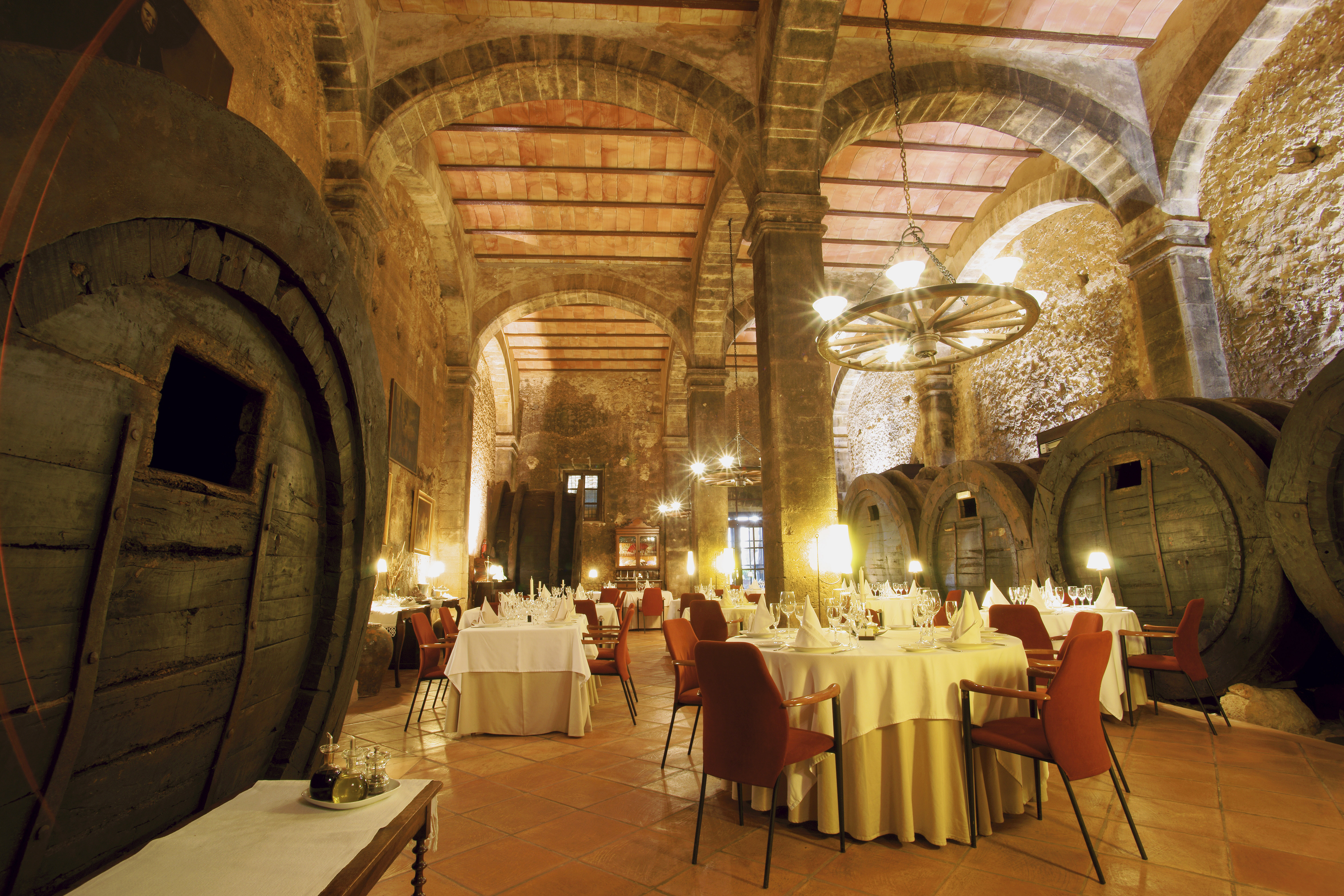 Restaurante exclusivo na antiga adega com barris de vinho e ambiente elegante