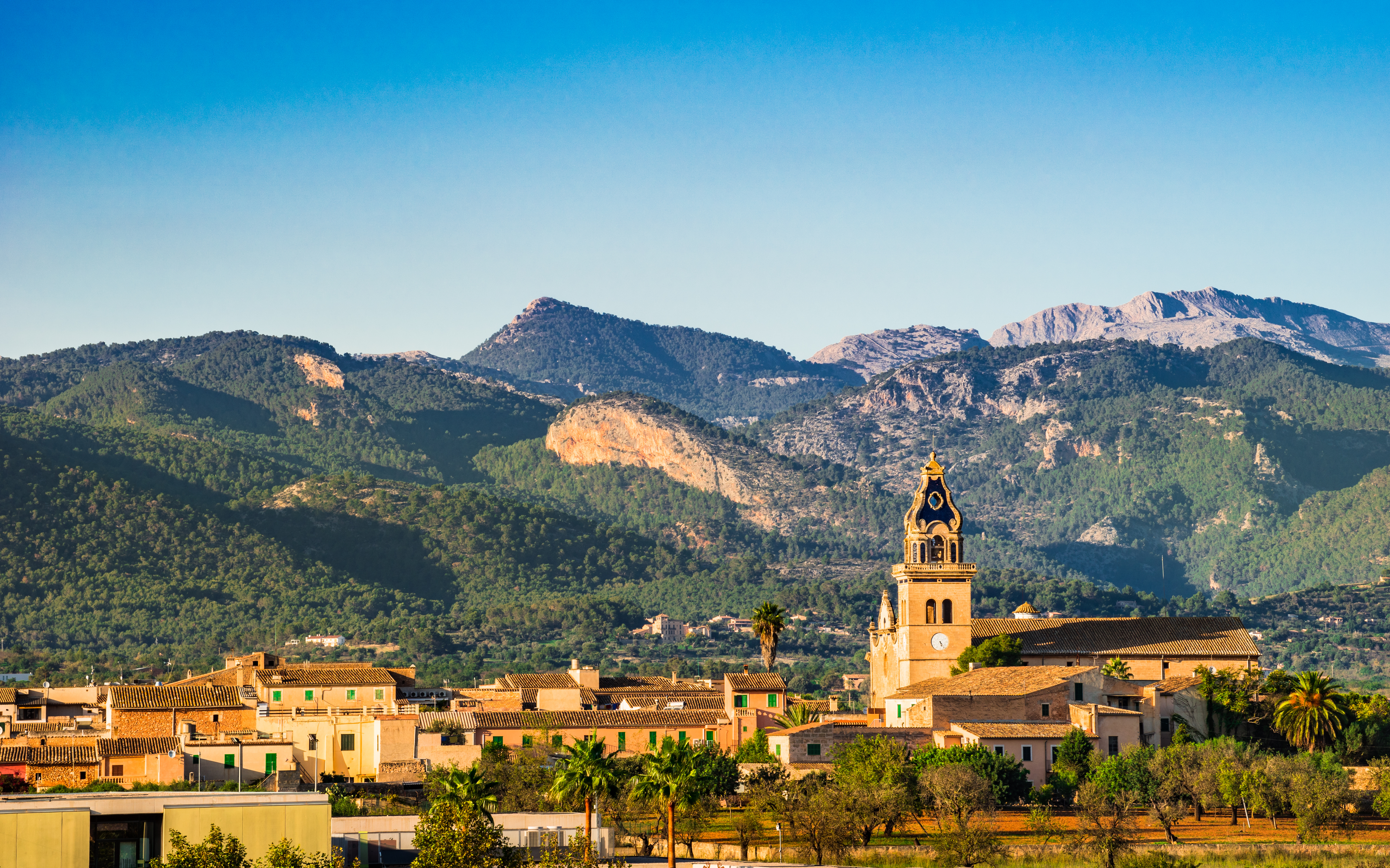 Uitzicht op Santa Maria del Cami aan de voet van het Tramuntana-gebergte