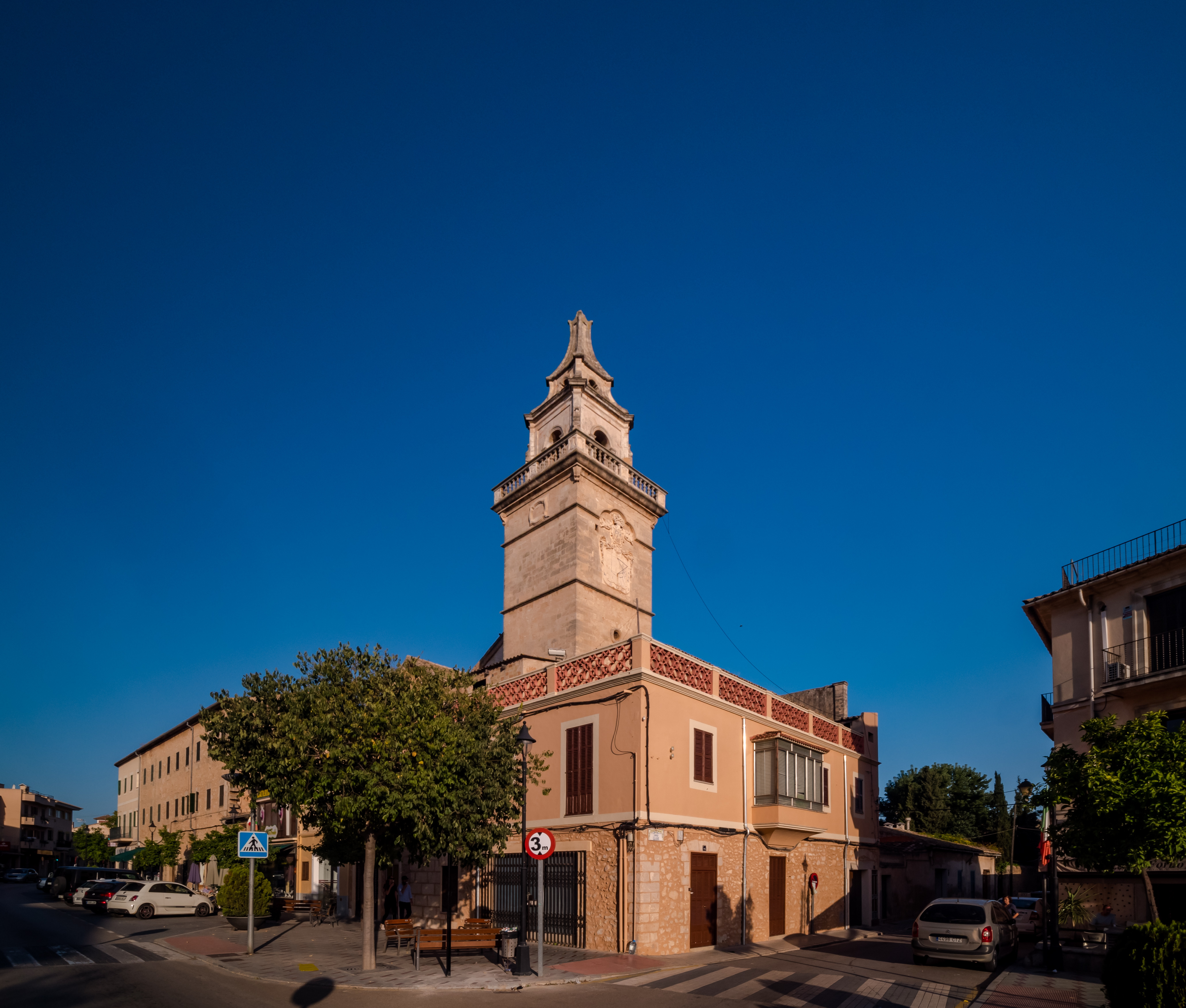 Gyönyörű régi templom Santa Maria del Camiban az esti fényben