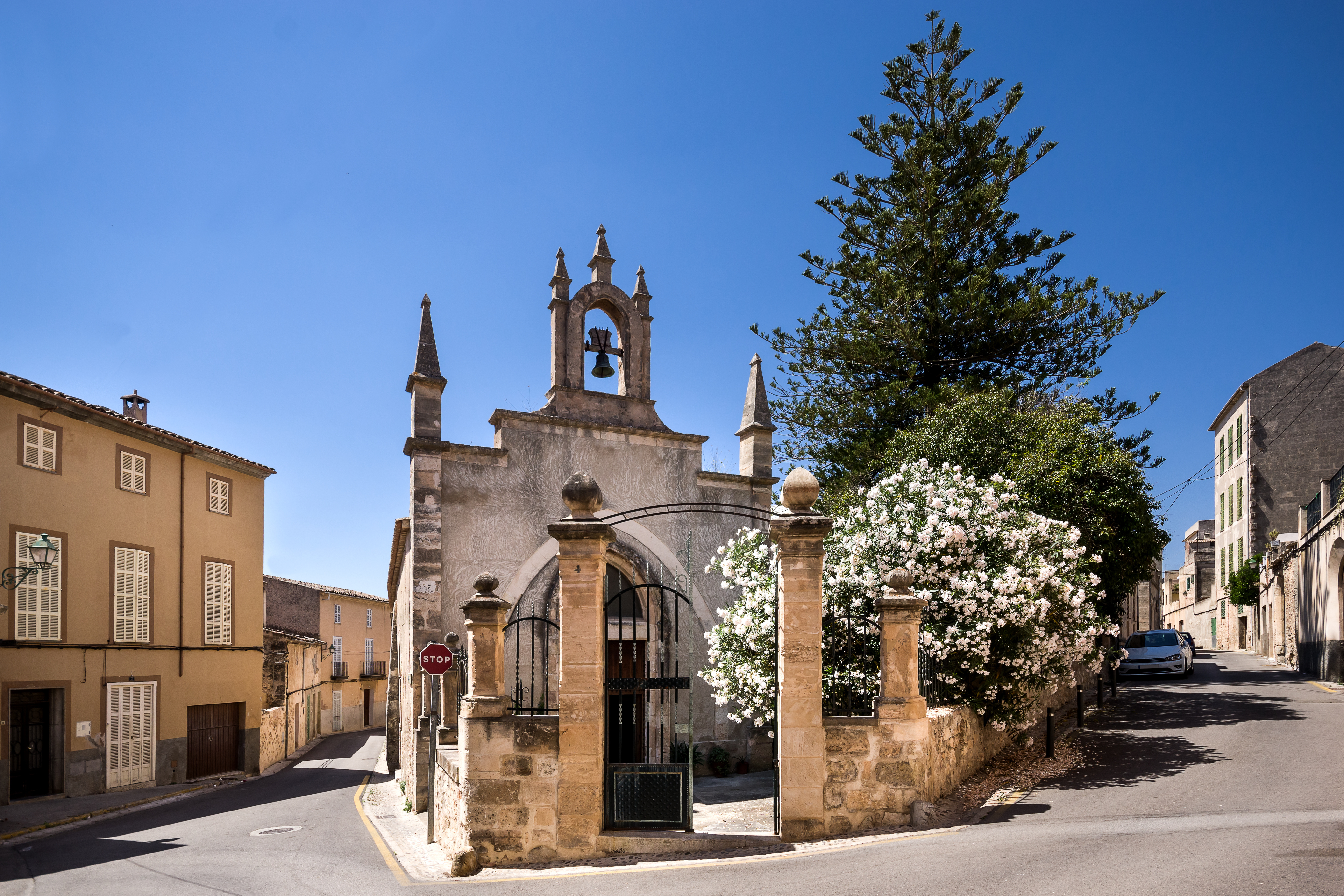 Nejstarší nemocnice na Mallorce, postavená v roce 1240, se nachází v Sineu