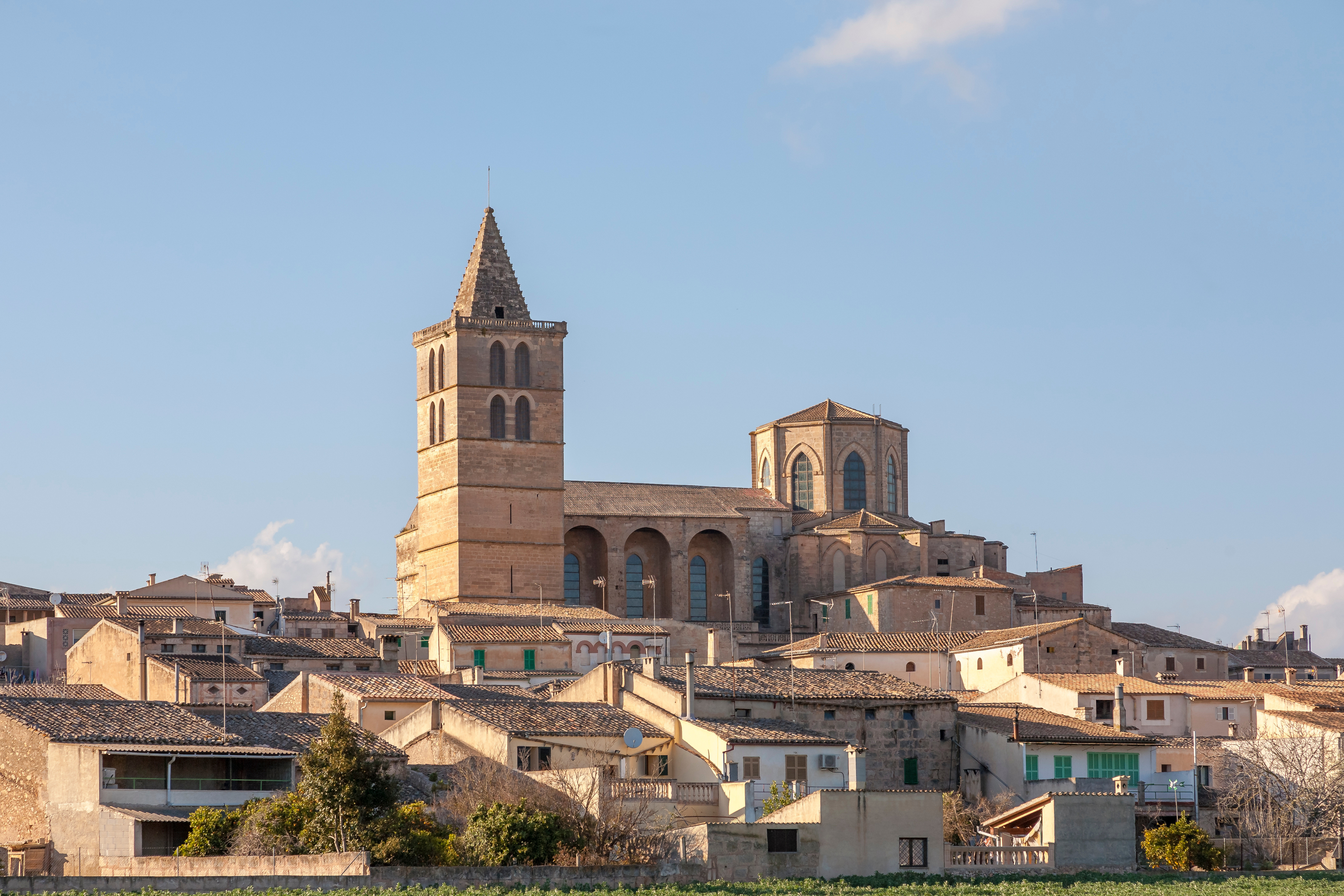 Vista del centro storico di Sineu con la chiesa al centro