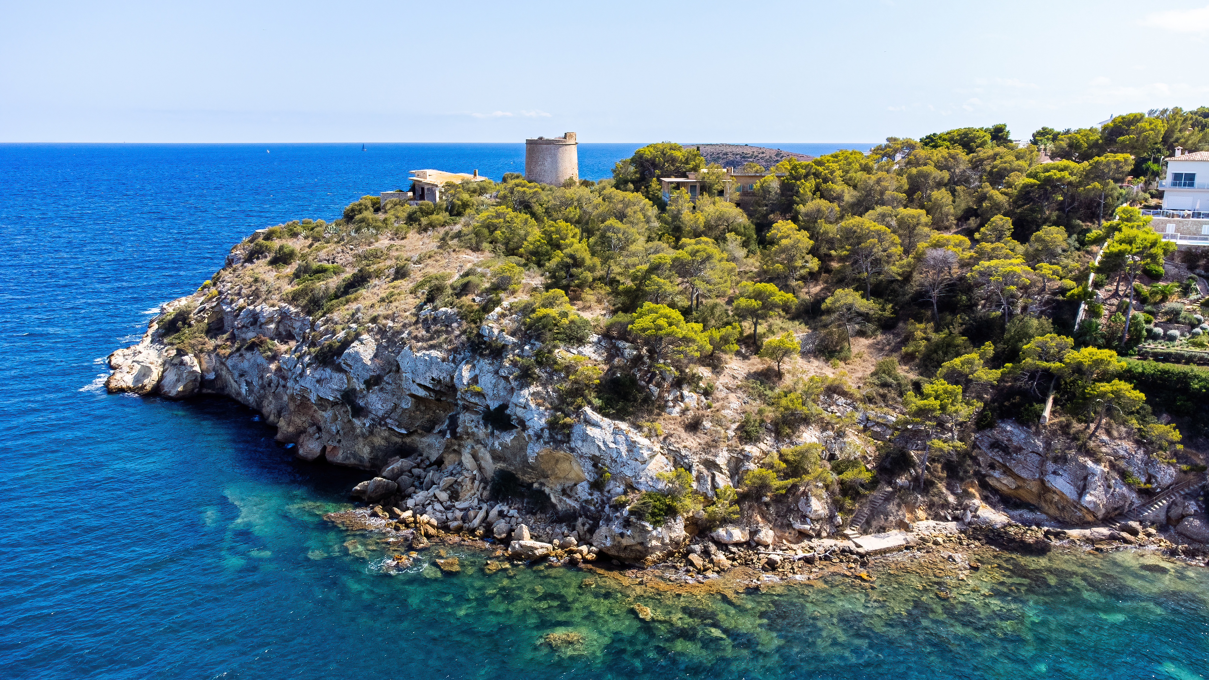 Torre de vigilancia de Torrenova en la costa rocosa