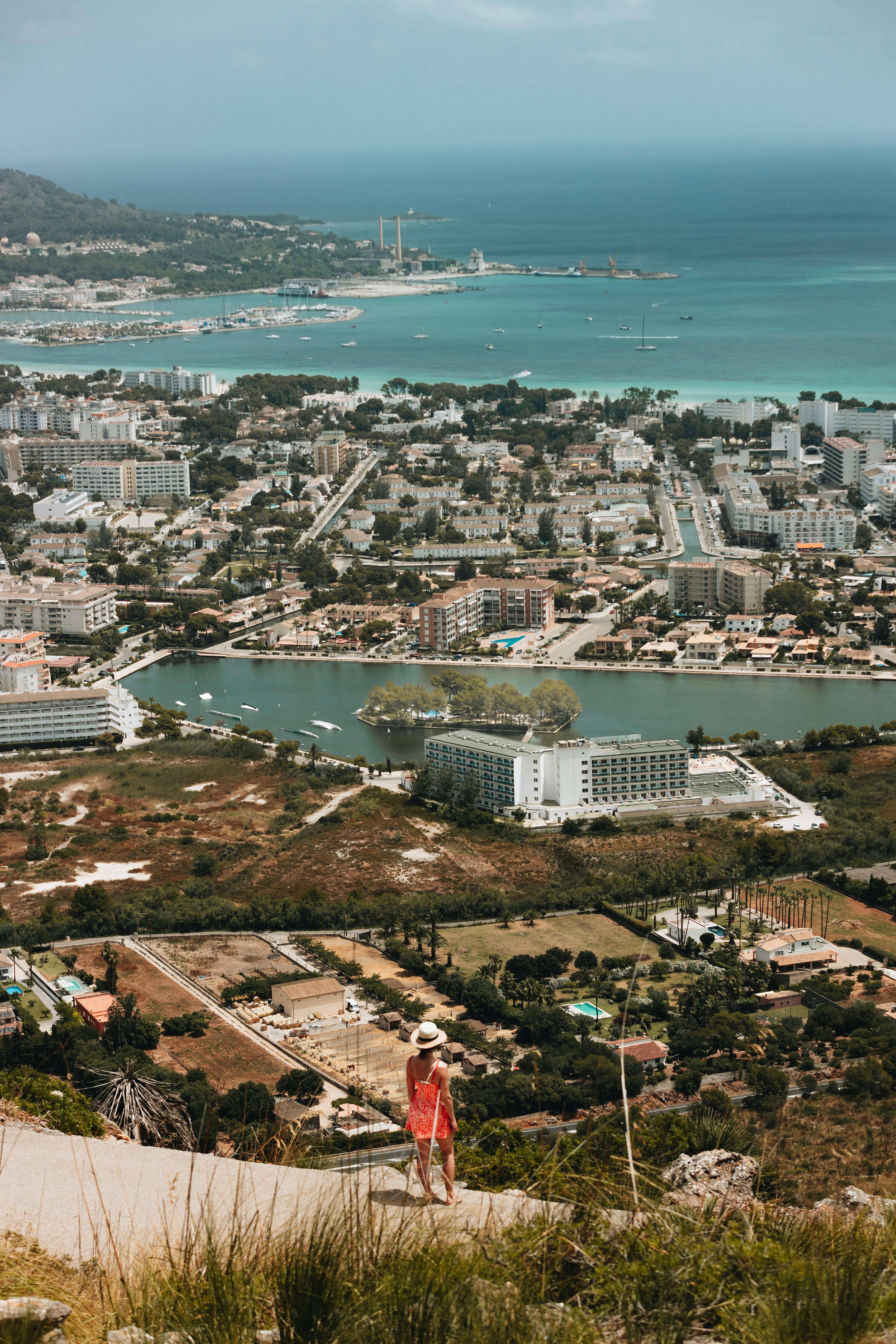 Légi felvétel a városról, Alcúdia kikötőjére nézve