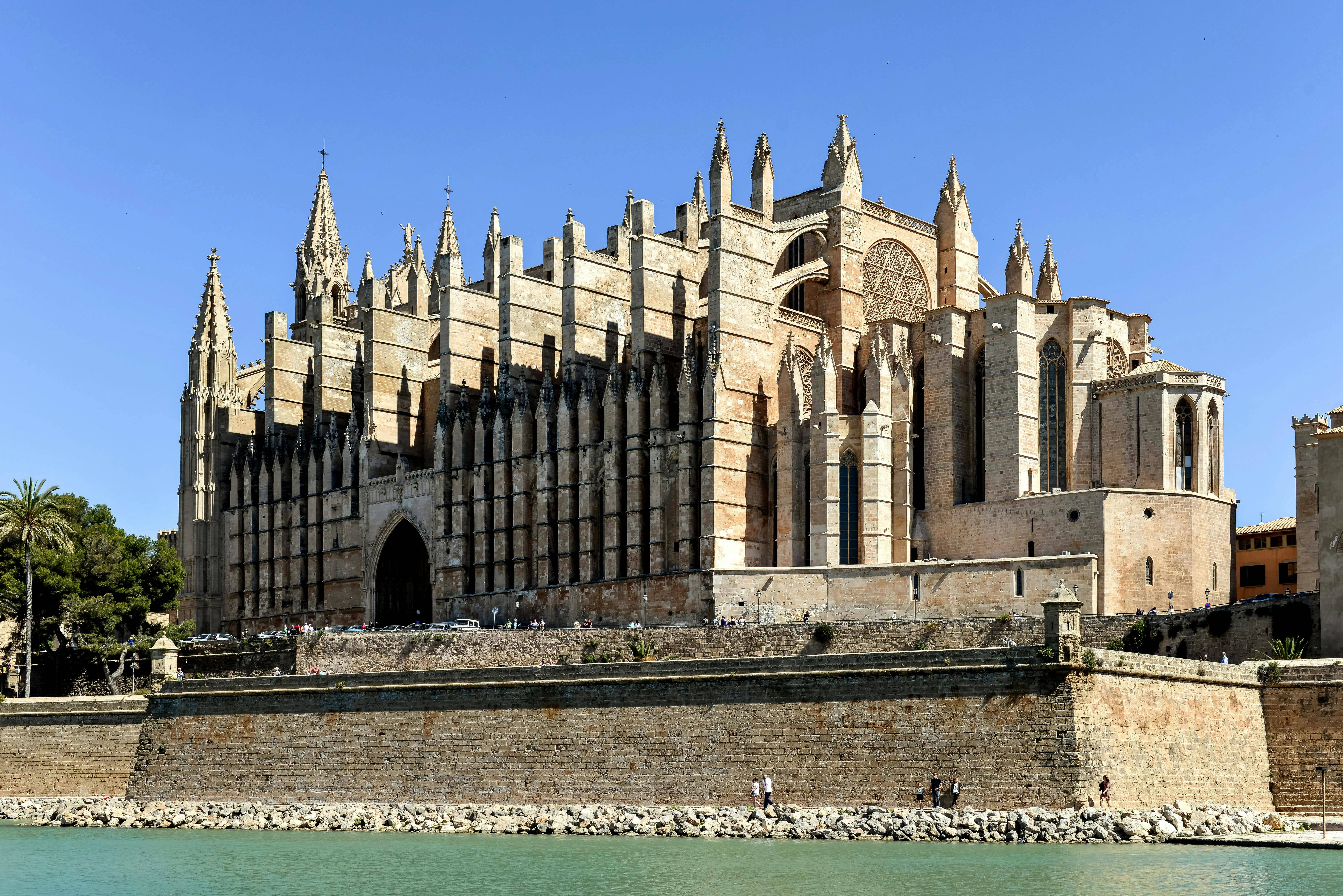 Kathedrale von Palma von vorne bei Tageslicht