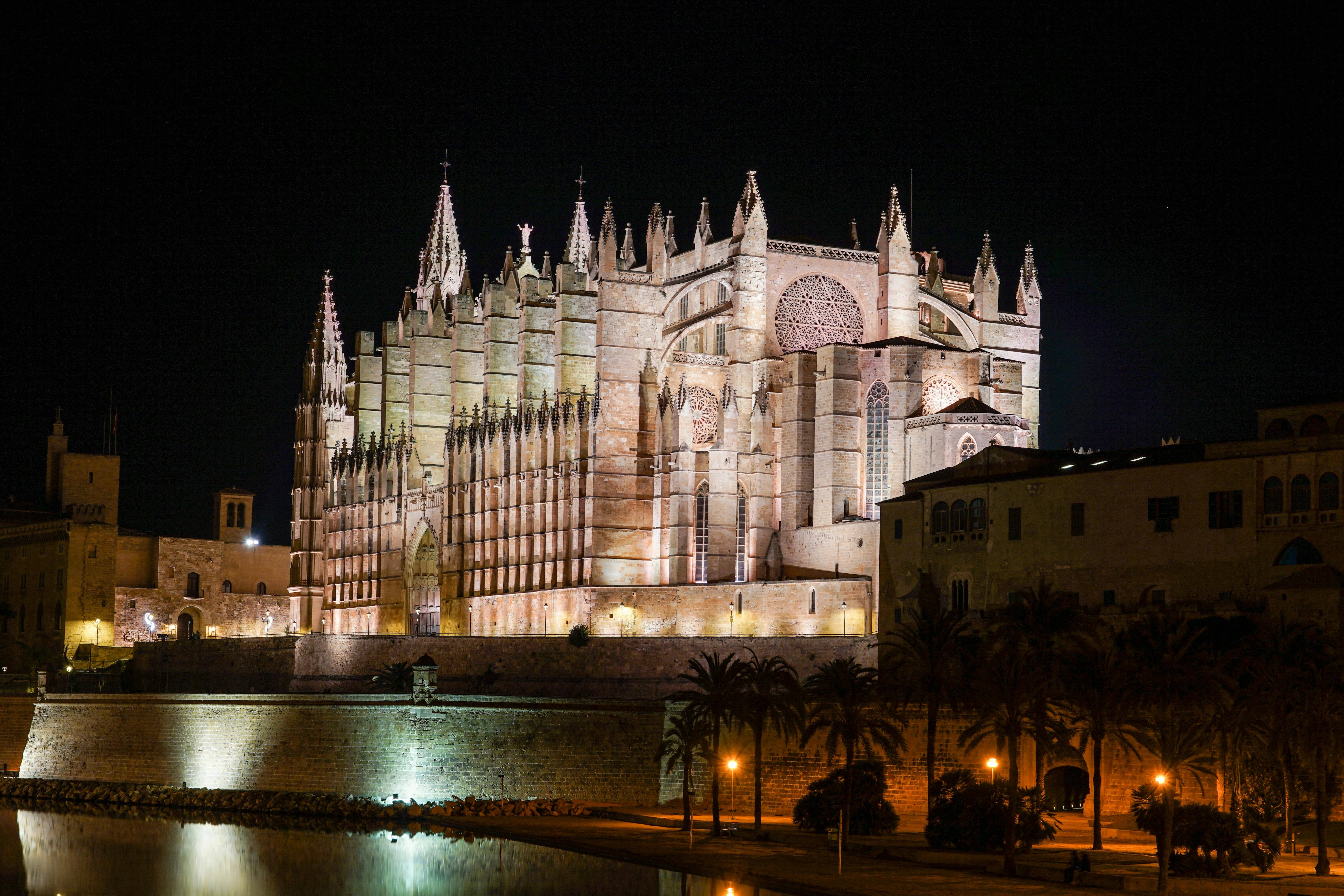 Kathedraal van Palma van voren verlicht bij nacht