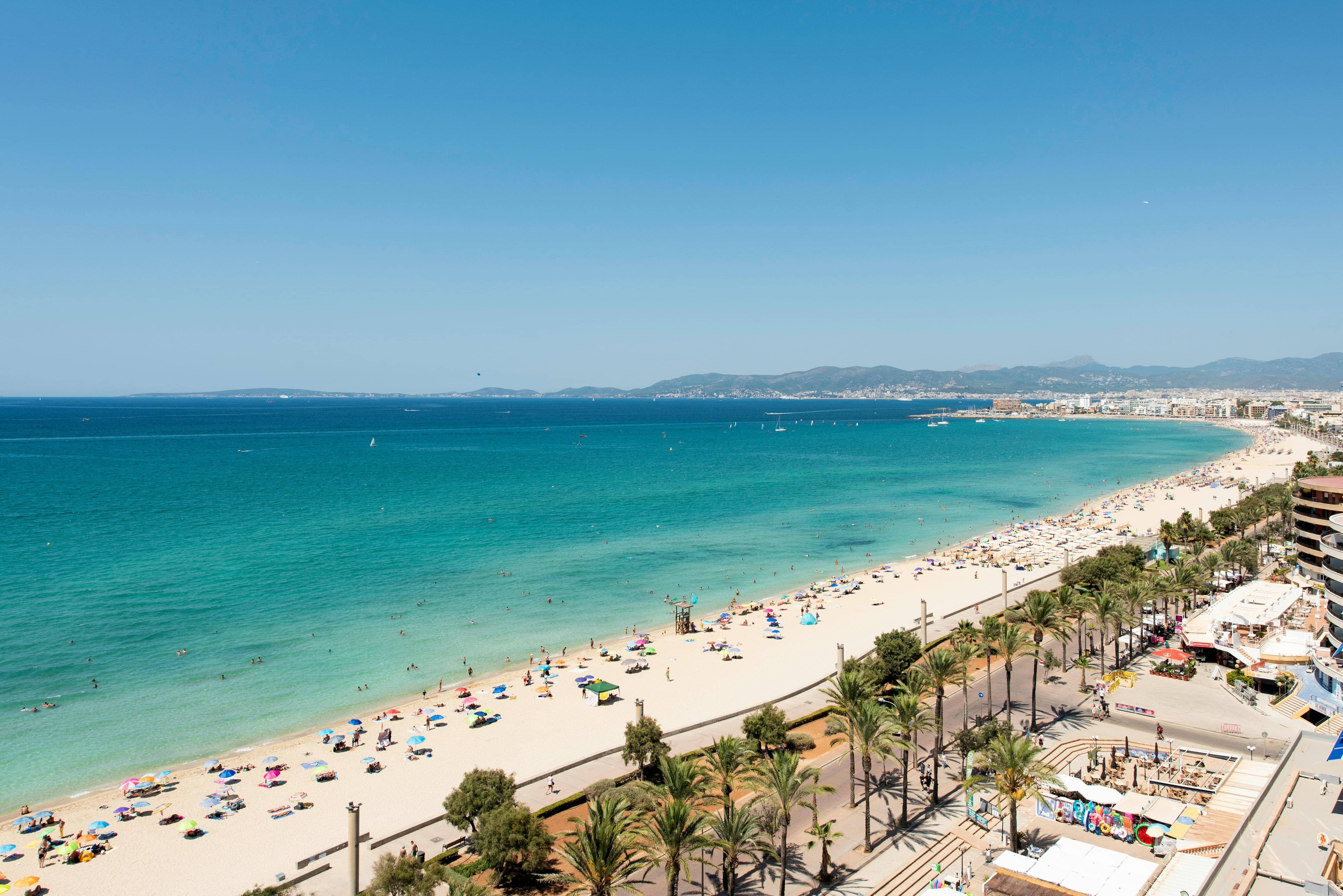 Playa Palma, turkuaz deniz ve plaj, çatıdan çekilmiş